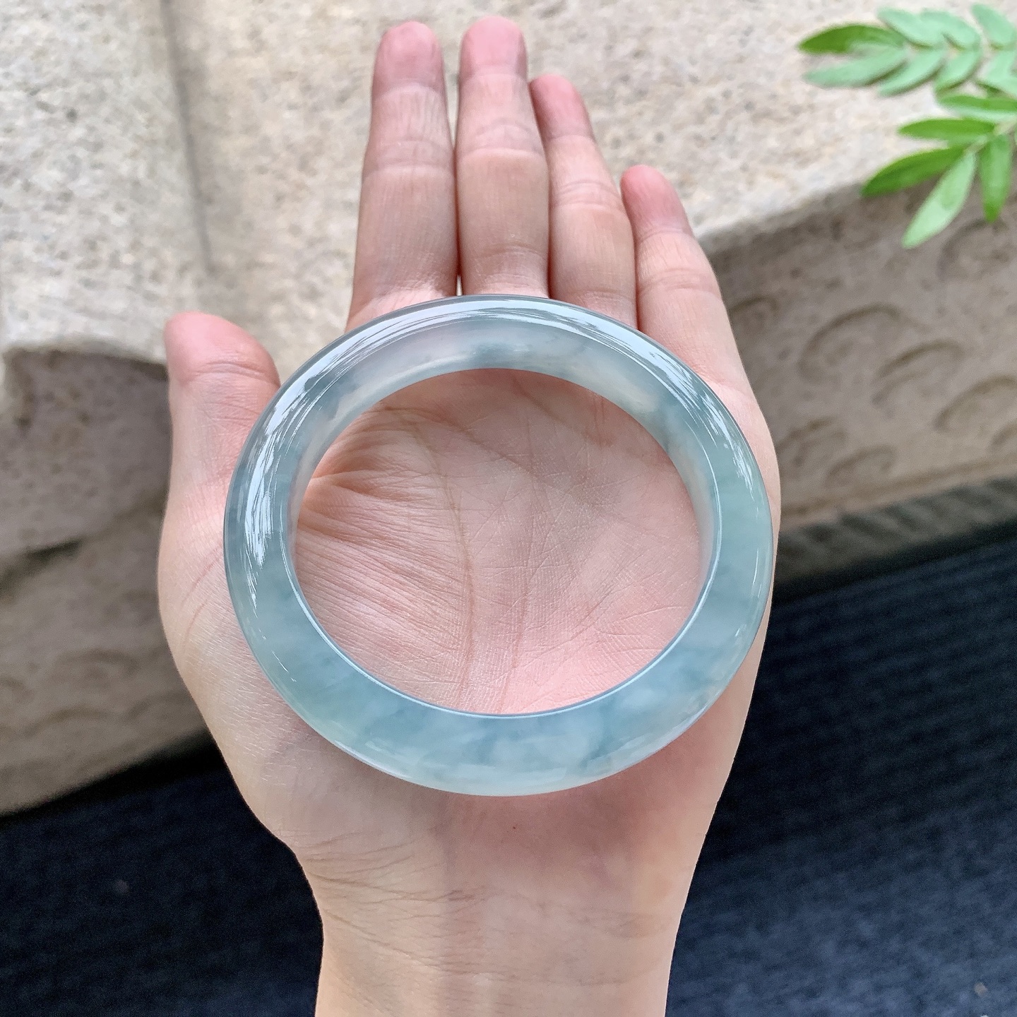 正圈54 55,圈口55.4/10.7/8.8,编码C5082743,描述糯冰飘花，水润，种老，细腻