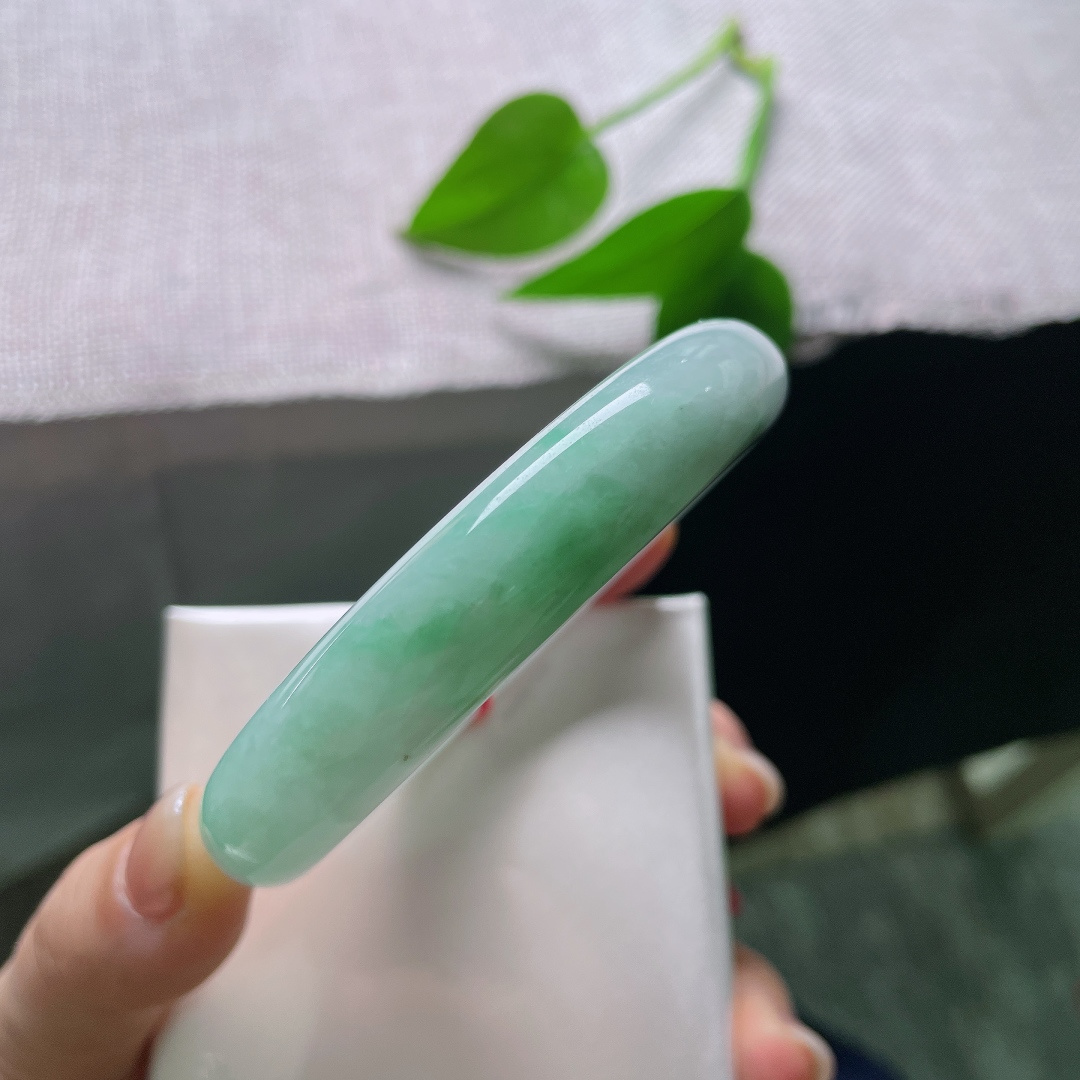 58.8/12.7/8.7，飘阳绿正圈，翠色葱茏，水头好，质地温润细腻，佩戴贵气，小细纹，ss57826a