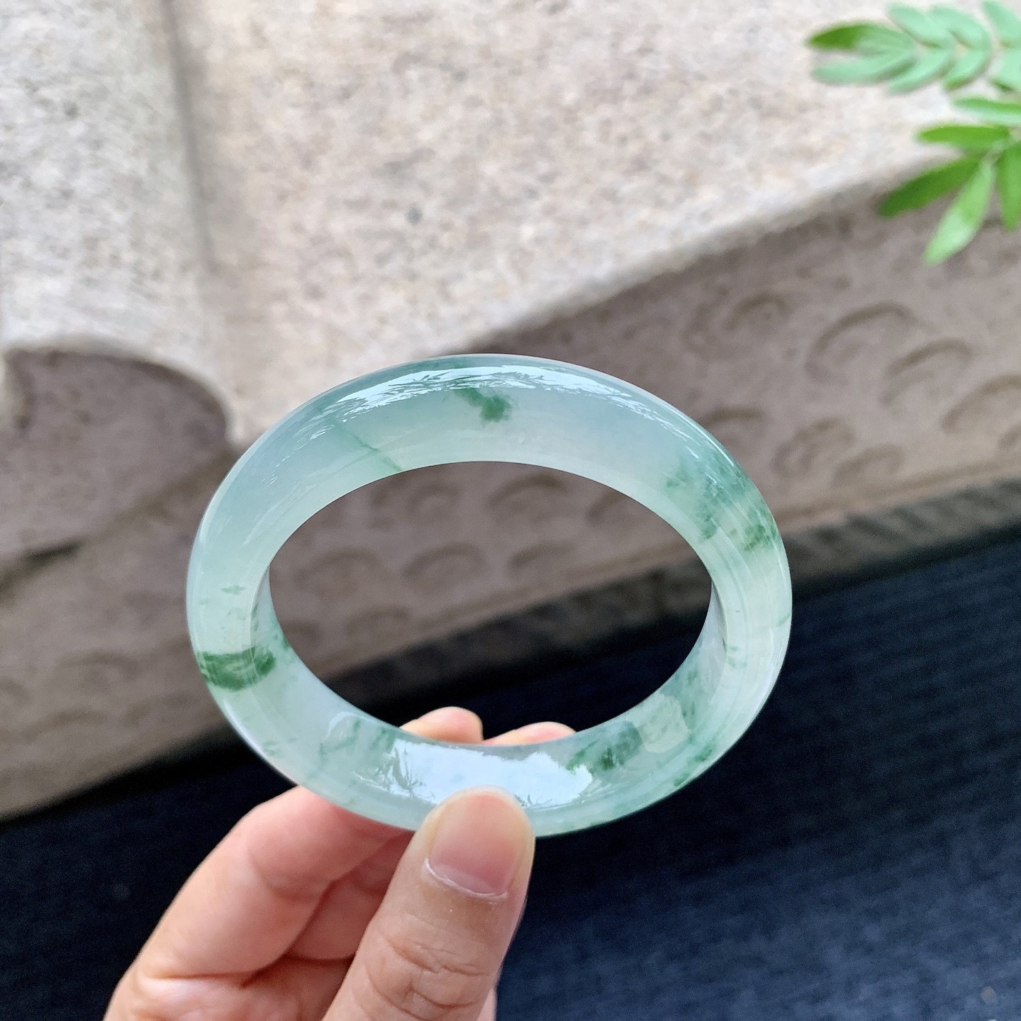 正圈53 54，圈口54.3/13/8.6，编码B2082741，冰糯飘花，水润，种老，细腻，打灯有絮线