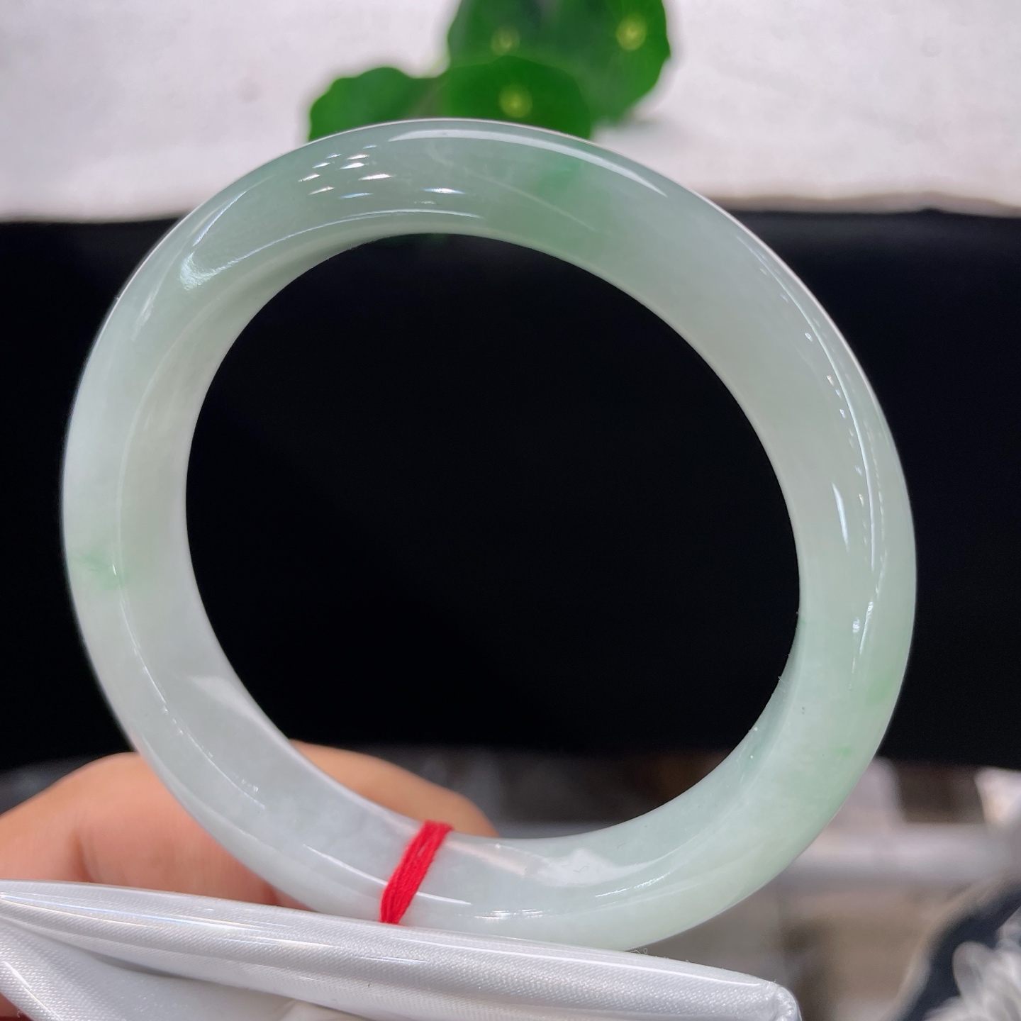 翡翠手镯 圈口57.5/12.5/8.6，白底飘绿花正圈，绿意如烟似雾缓缓晕开，无裂。