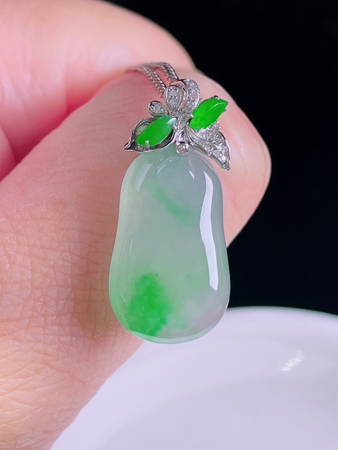 冰绿福瓜，18k镶嵌，老种起光，细底通透，尺寸：28裸石22.8/13/4.7mm0826