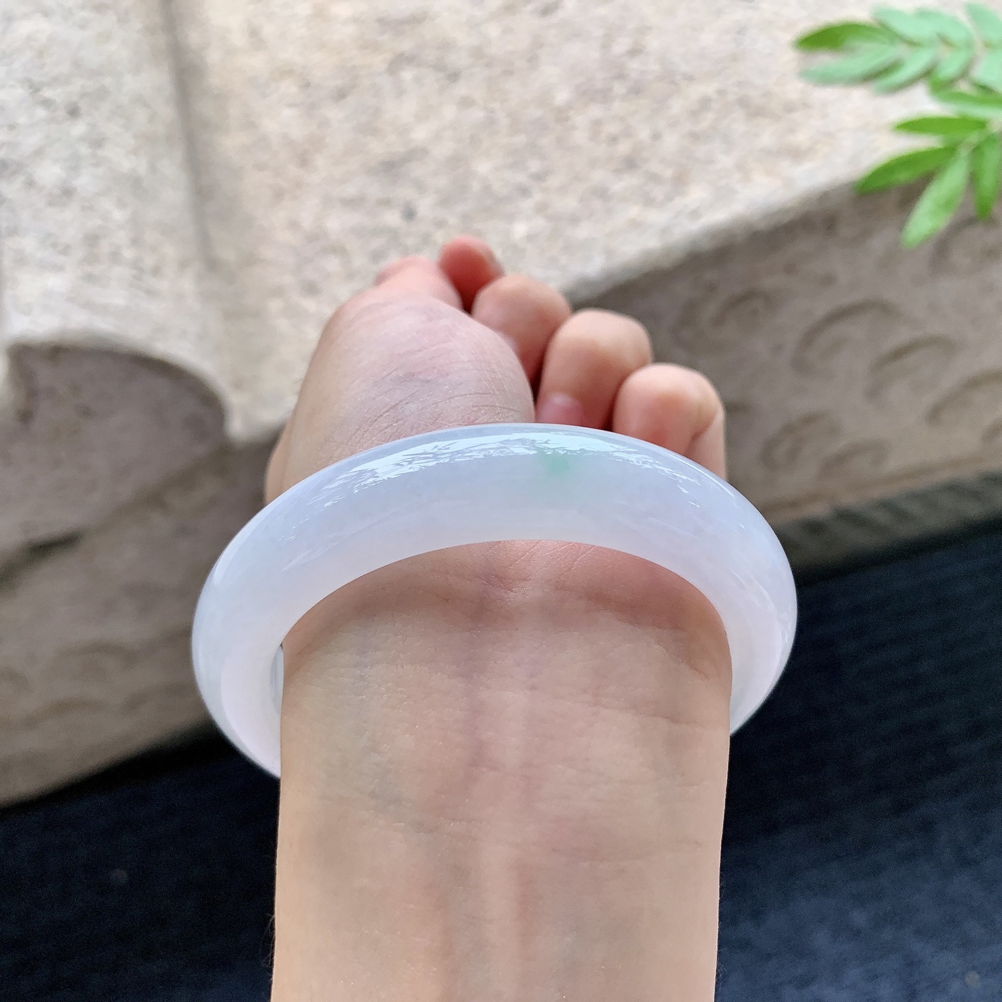 正圈54 55，圈口55.7/12.4/9.3，编码G9082723，糯冰飘绿，水润，种老，细腻，无裂。