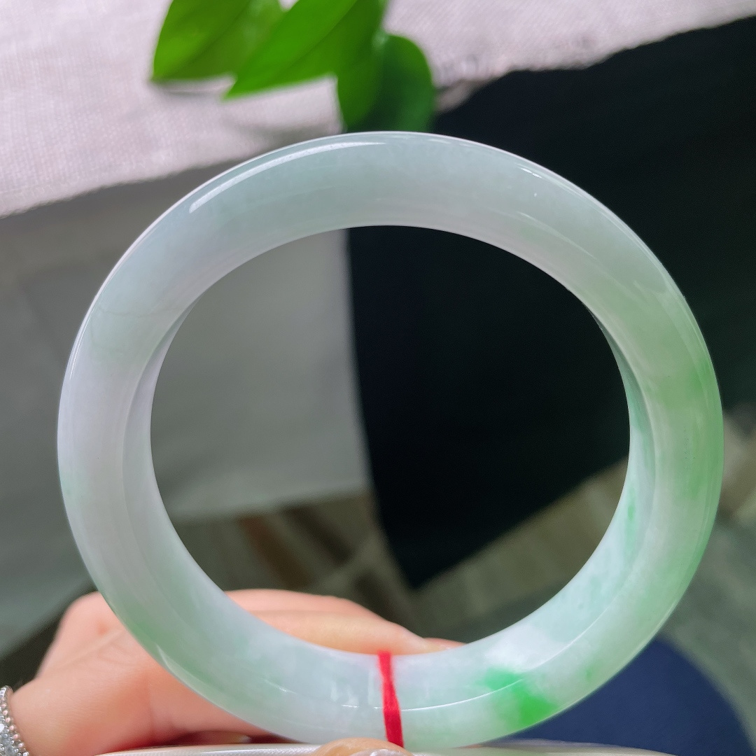 58.8/12.7/8.7，飘阳绿正圈，翠色葱茏，水头好，质地温润细腻，佩戴贵气，小细纹，ss57826a