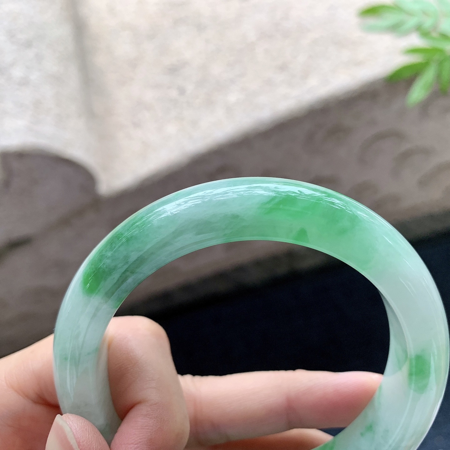 正圈58 59,圈口59.7/13.1/9.8,编码WW082724,描述糯冰飘绿，水润，种老，细腻，有纹线