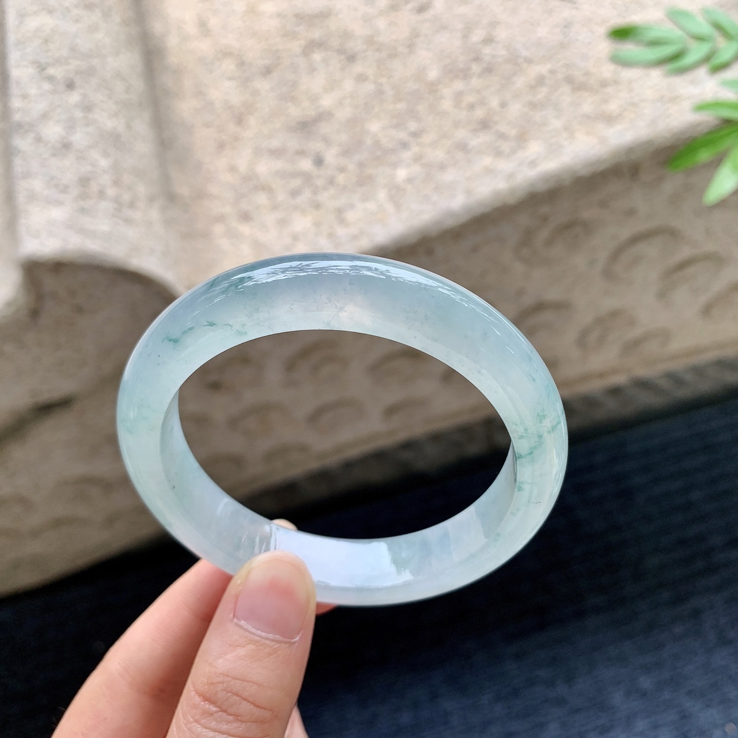 正圈56 57，圈口57/12.4/8.3，编码DZ082701，冰糯飘花，水润，种老，细腻，打灯有棉线