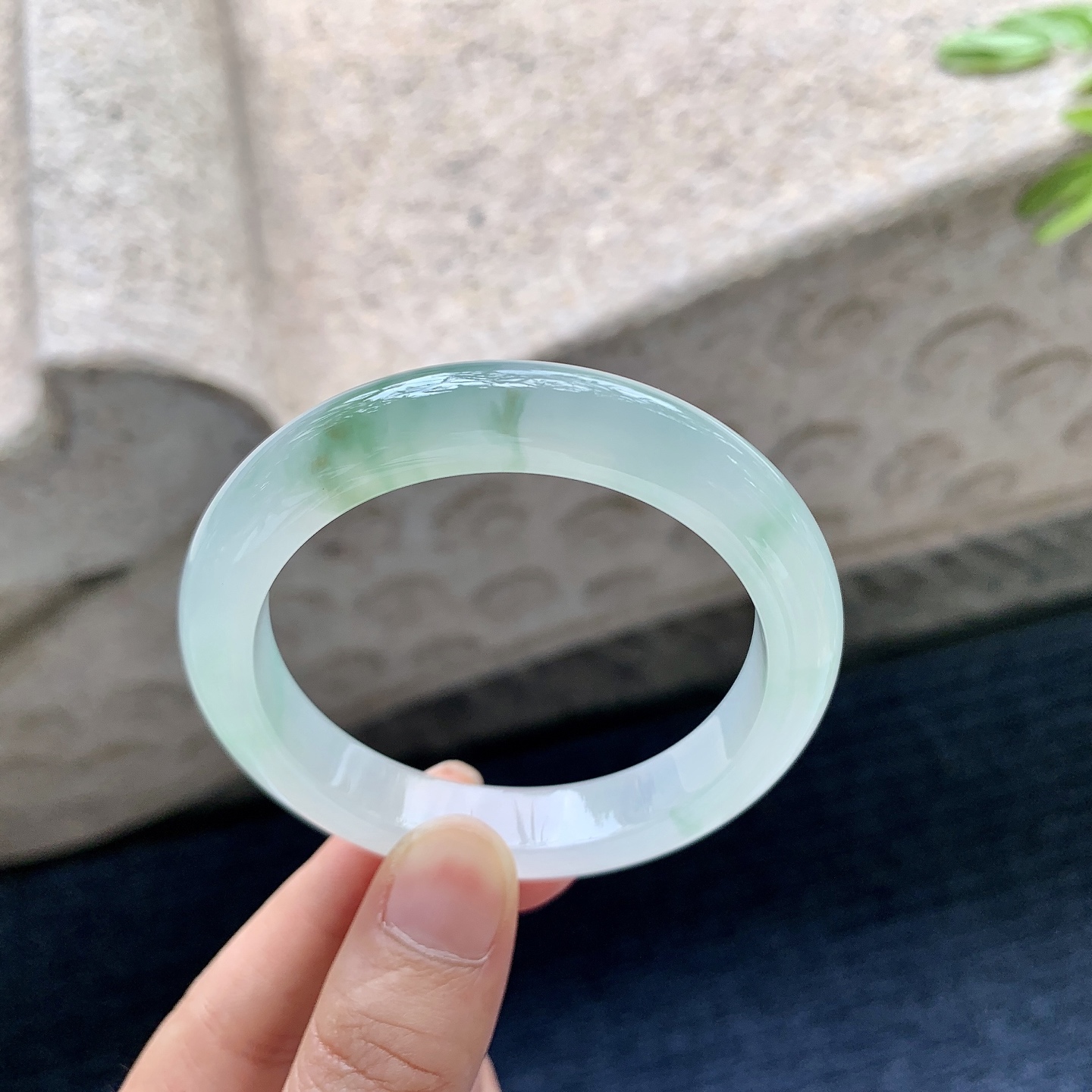 正圈49 50，圈口50.8/10.2/7.8，编码GF082610，冰糯飘绿，清透，水润，种老，细腻，打灯有棉线