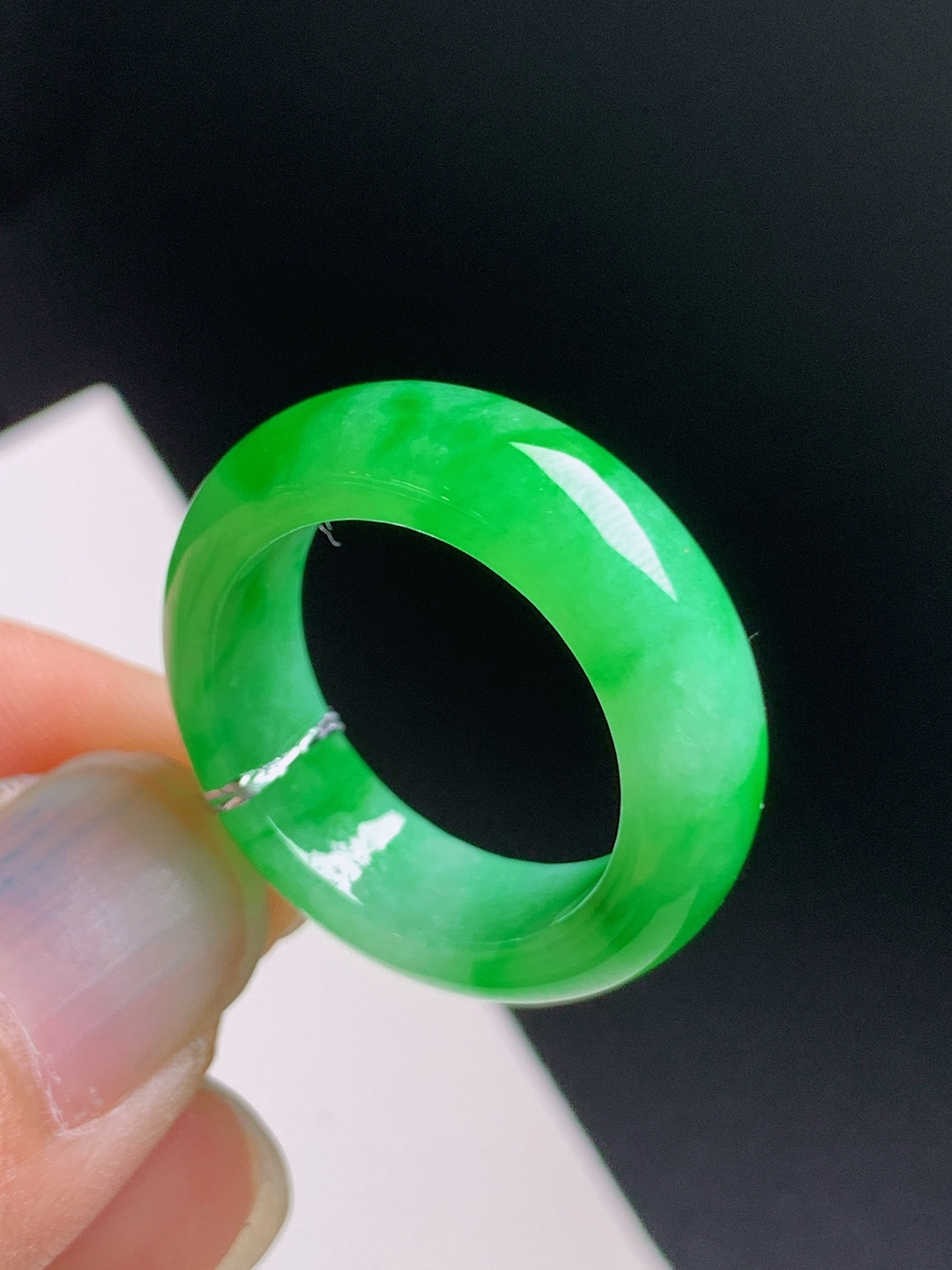 冰阳绿指环，翠色鲜亮，玉质油润，平安顺遂