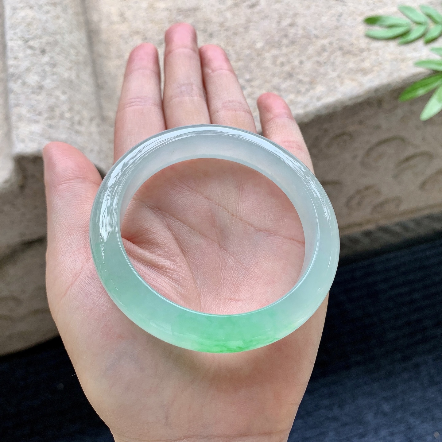正圈53 54，圈口54.7/12/8.3，编码BA082713，描述冰飘阳绿，清透，水润，种老，细