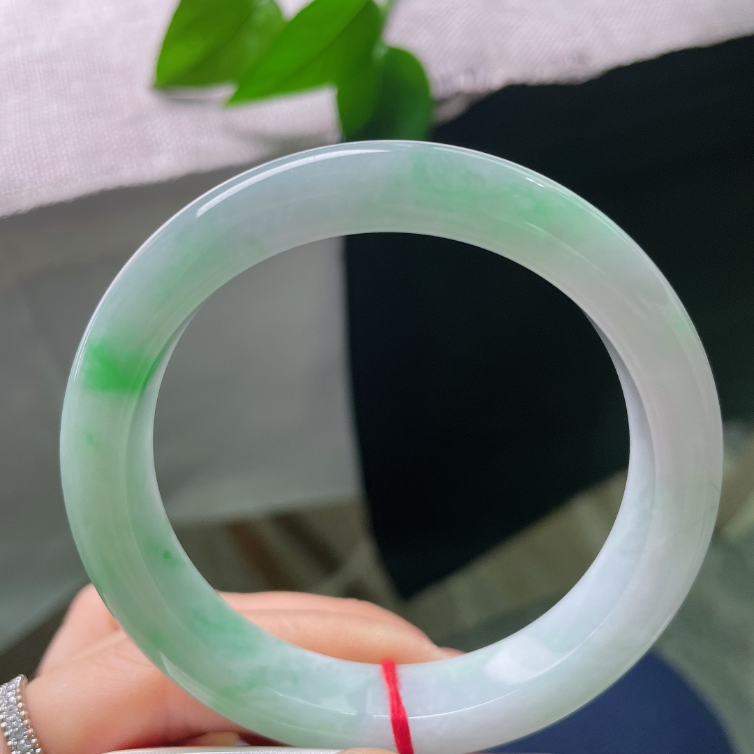 58.8/12.7/8.7，飘阳绿正圈，翠色葱茏，水头好，质地温润细腻，佩戴贵气，小细纹，ss57826a
