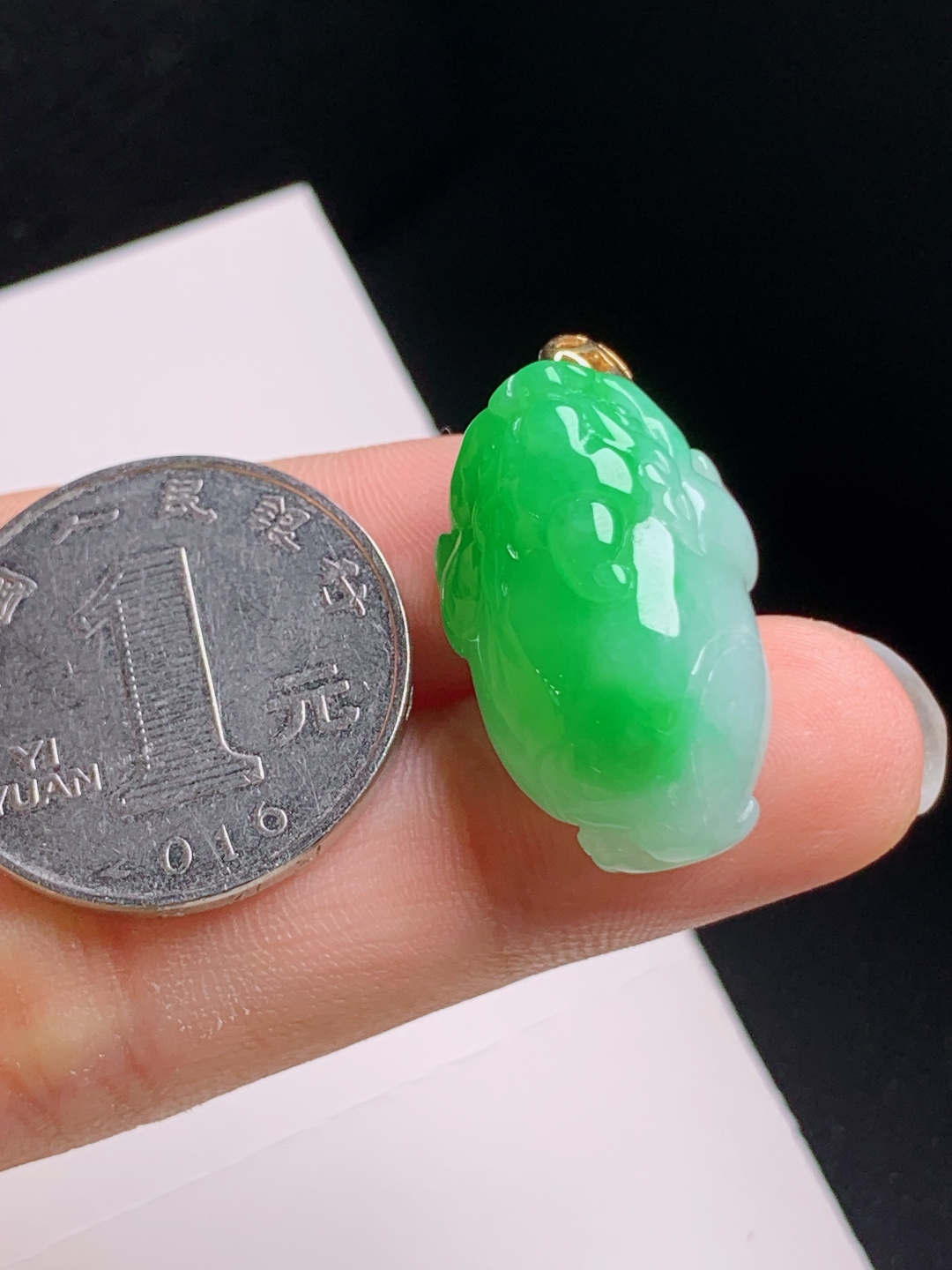 满绿金蟾吊坠，翠色明艳，雕工立体，招财纳福