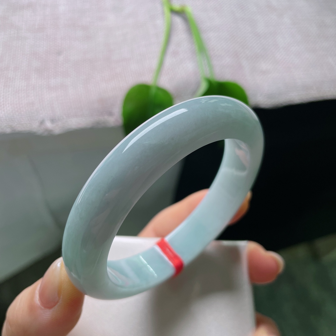 蓝底正圈，有棉线，底色温润柔和，玉质细腻，腕间一戴，恰似揽住一汪山间静水，清逸温柔，耐人细品。ss57610a