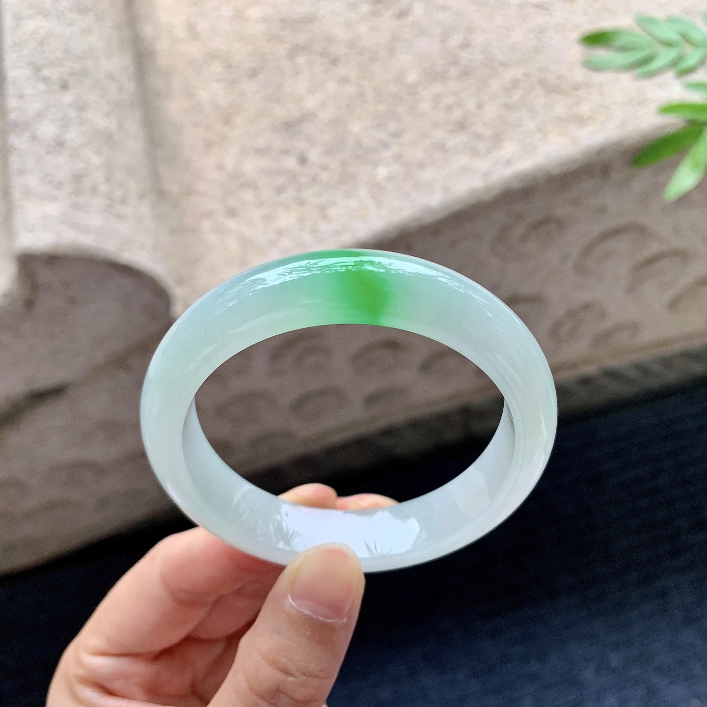 正圈51 52，圈口52.3/12/7.5，编码G9082722，细糯飘辣绿，水润，种老，细腻，打灯有棉线