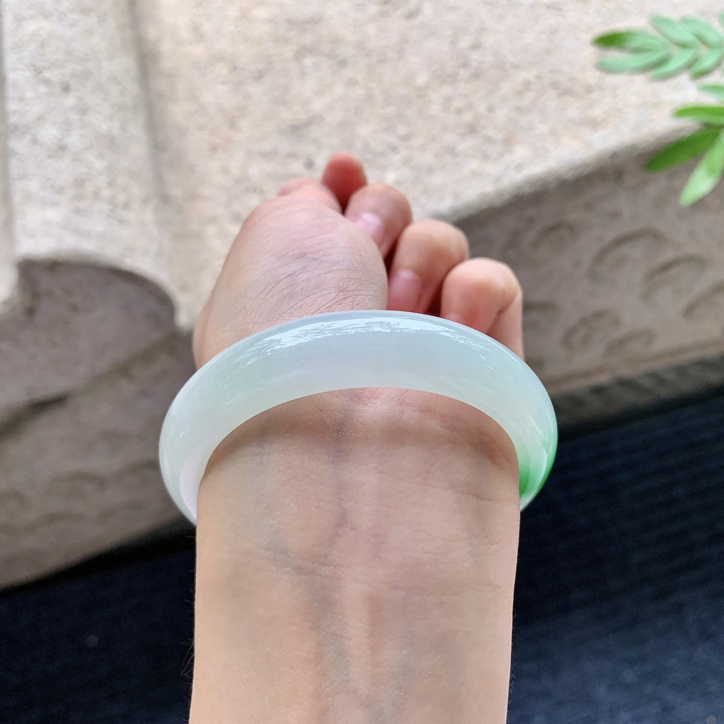 正圈51 52，圈口52.3/12/7.5，编码G9082722，细糯飘辣绿，水润，种老，细腻，打灯有棉线