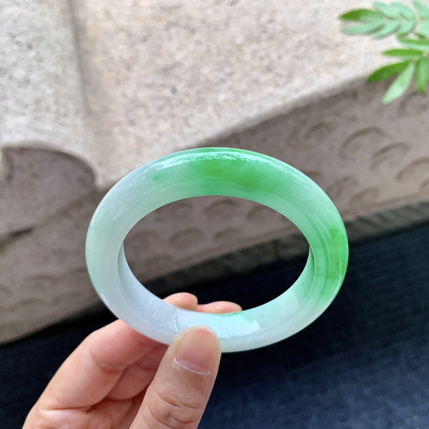 正圈51 52，圈口52/11/9.2，编码G9082725，细糯飘阳绿，水润，种老，细腻，打灯有棉线