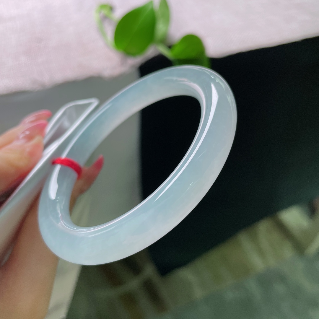 54/9.2，白冰圆条，通体冰透起胶，清润干净，上手清冷温柔，自带氛围感，一汪清冰，温润藏光，无裂，ss55698a