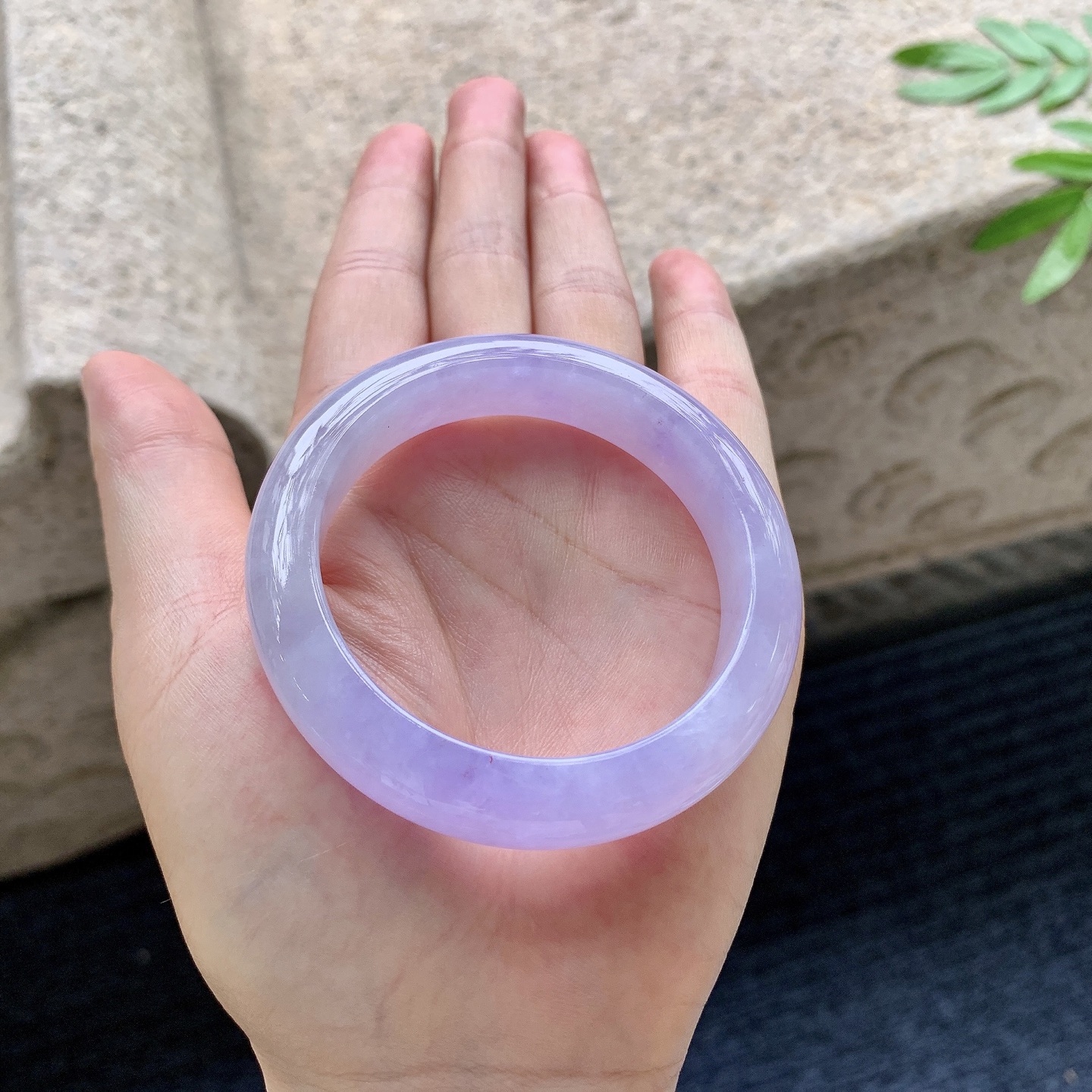 正圈49 50，圈口50/12/8，编码G9082727，描述糯冰艳紫，水润，种老，细腻，打灯有纹线