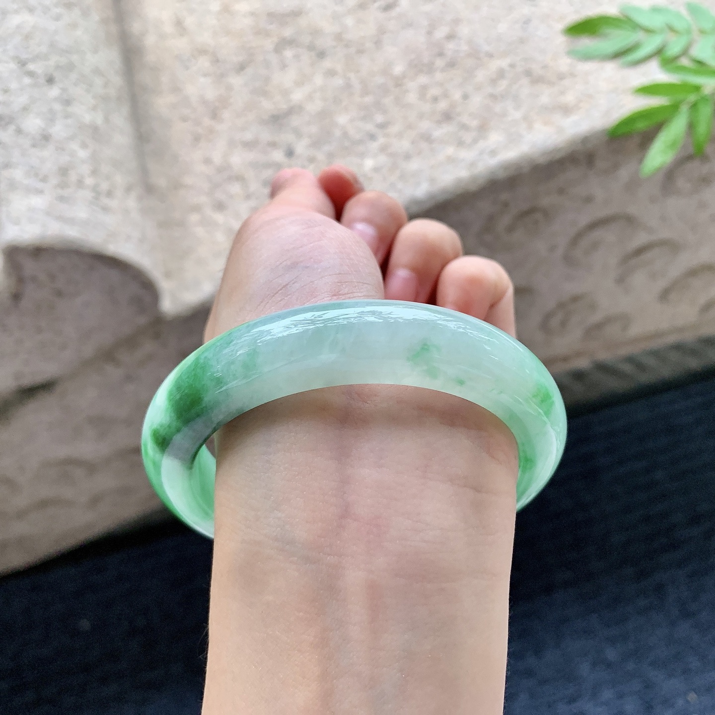 正圈58 59,圈口59.7/13.1/9.8,编码WW082724,描述糯冰飘绿，水润，种老，细腻，有纹线