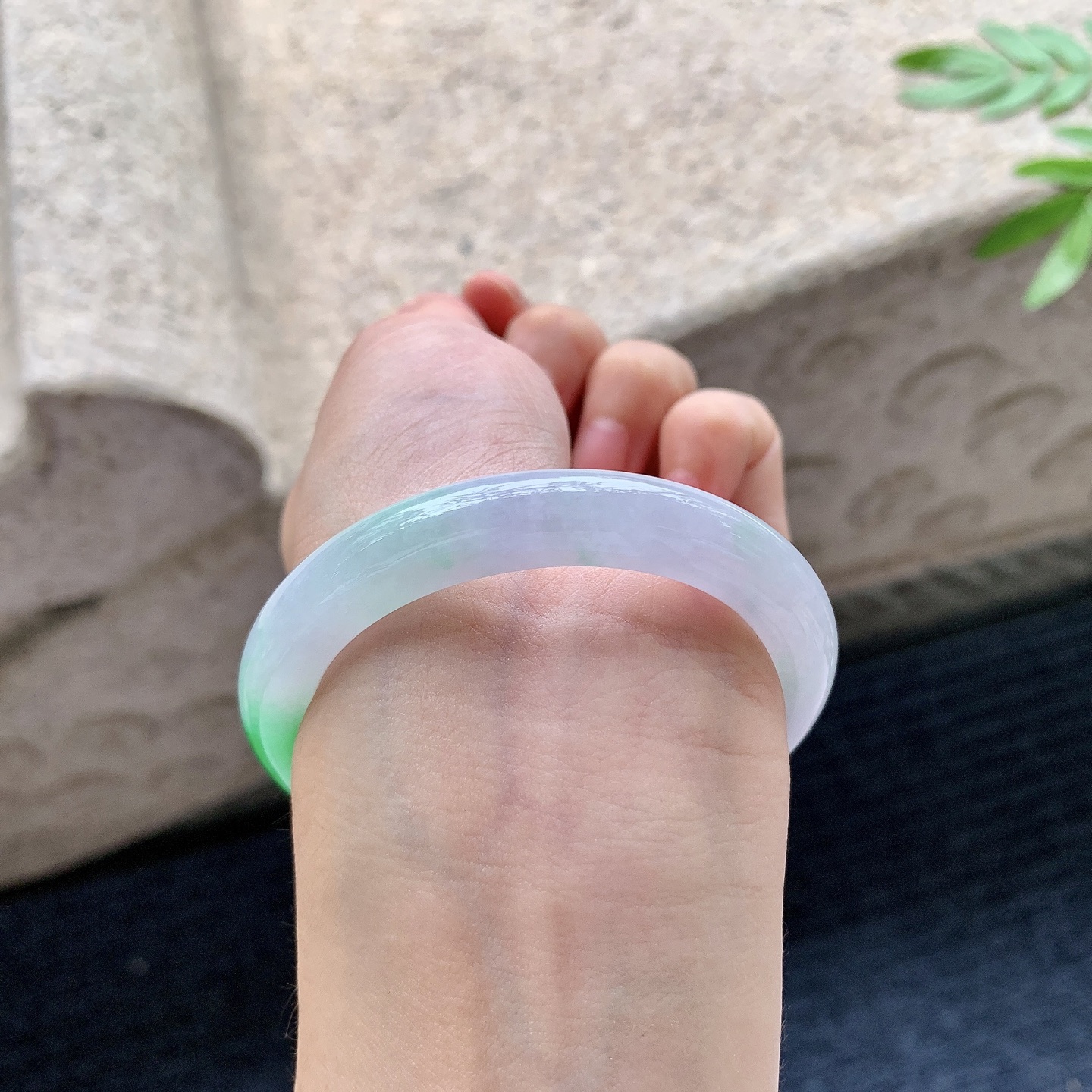 正圈49 50,圈口50.3/8.3/8,编码G9082721,糯冰飘辣阳绿，水润，种老，细腻，有纹线