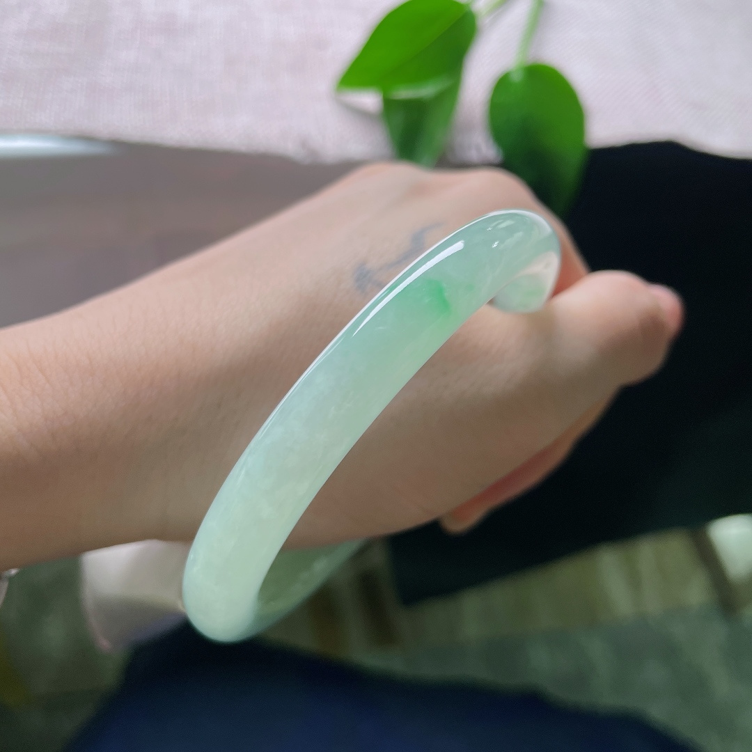甜绿小圆条，冰润细腻，乌鸡，甜美，秀丽倾心，贵气，无裂，F81