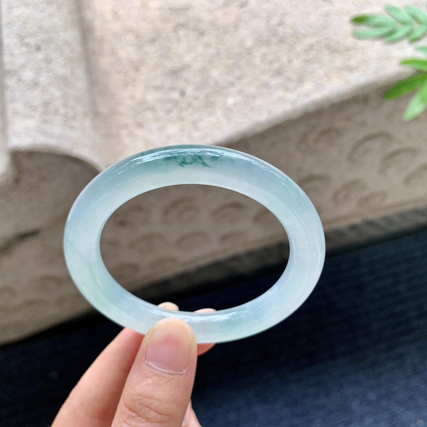 圆条49 50,圈口50.5/8.7/8.8,编码LH082733,描述冰飘花，清透，水润，种老，细腻，打灯有絮线