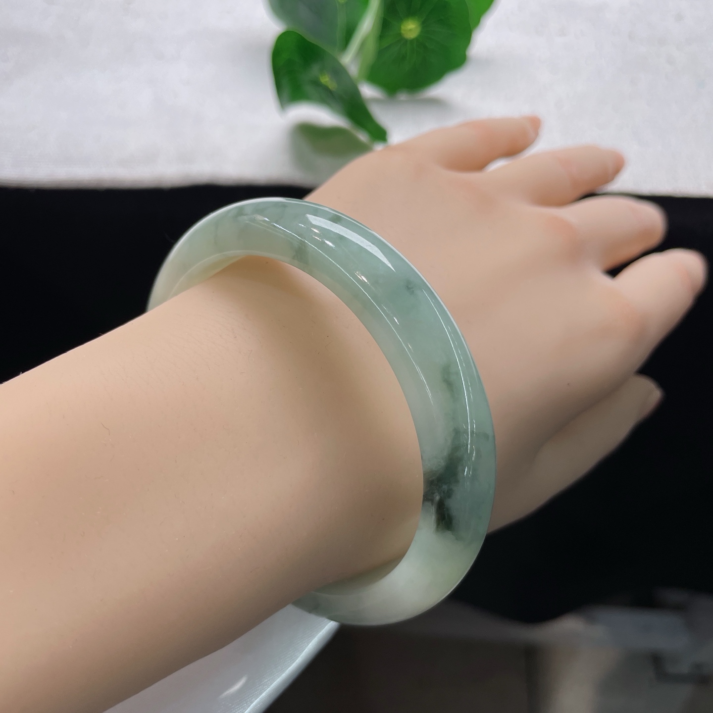 翡翠手镯 圈口58.7/11.7/8，飘花正圈，58/59可戴，仿若薄雾绕林，冰肌清透莹润。墨色飘花如烟云漫卷。