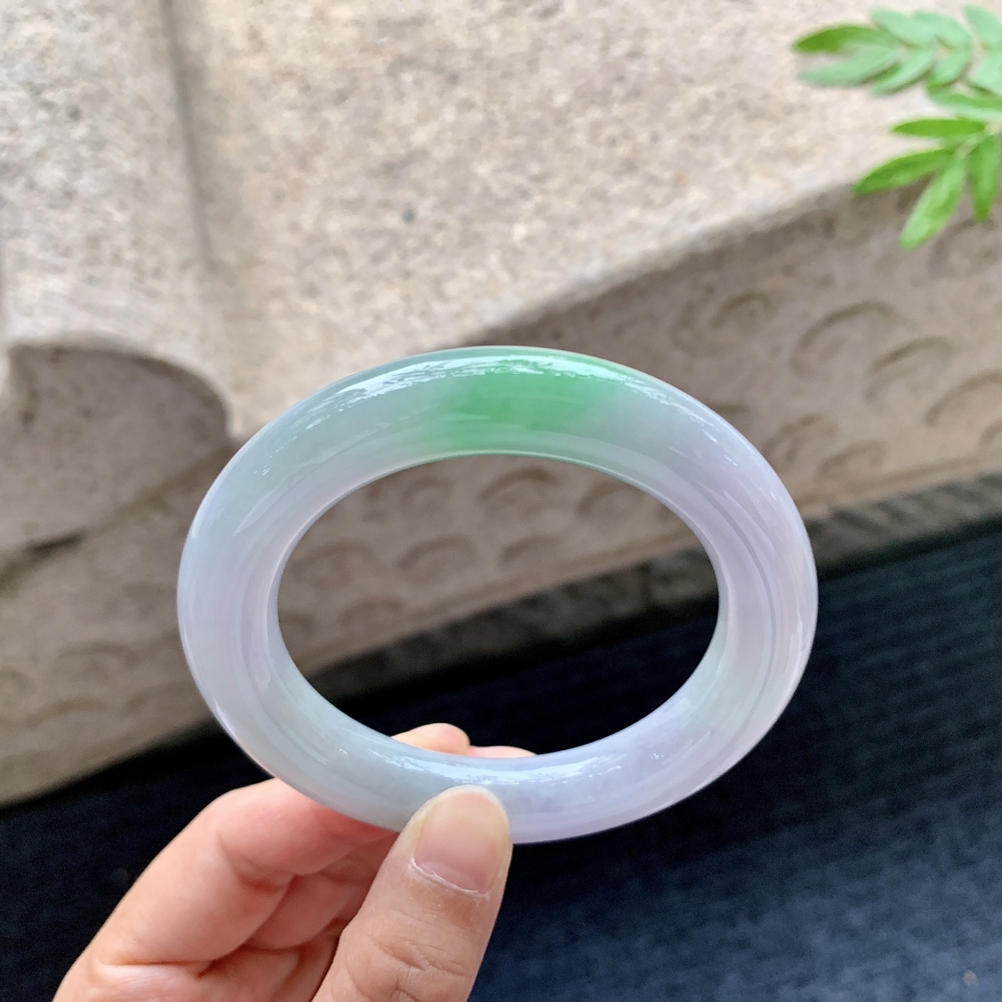 圆条53 54,圈口54.6/11.5/11.6,编码Q5082707,描述春彩，水润，种老，细腻，打灯有棉线