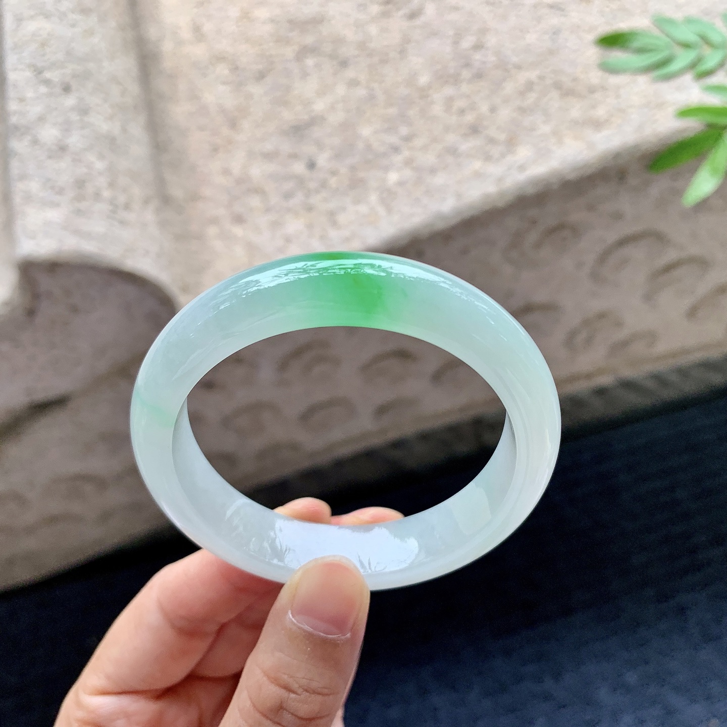 正圈51 52，圈口52.3/12/7.5，编码G9082722，细糯飘辣绿，水润，种老，细腻，打灯有棉线