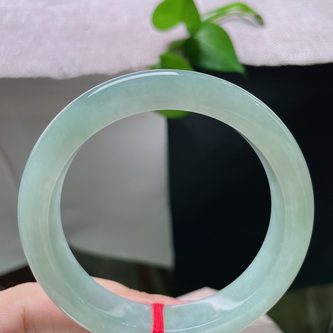 57/12.1/8.7，绿底正圈，无裂，浅晴柔绿铺满镯，冰透质感，自带山间凉意。ss55808a