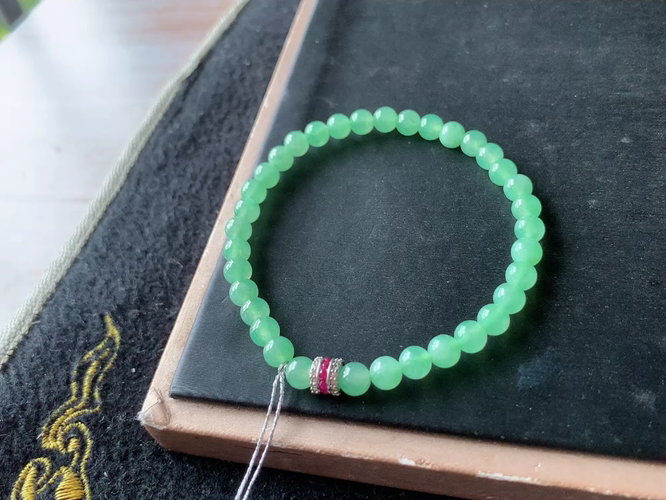 冰种晴绿圆珠手链，颗粒5.3mm，送证书。