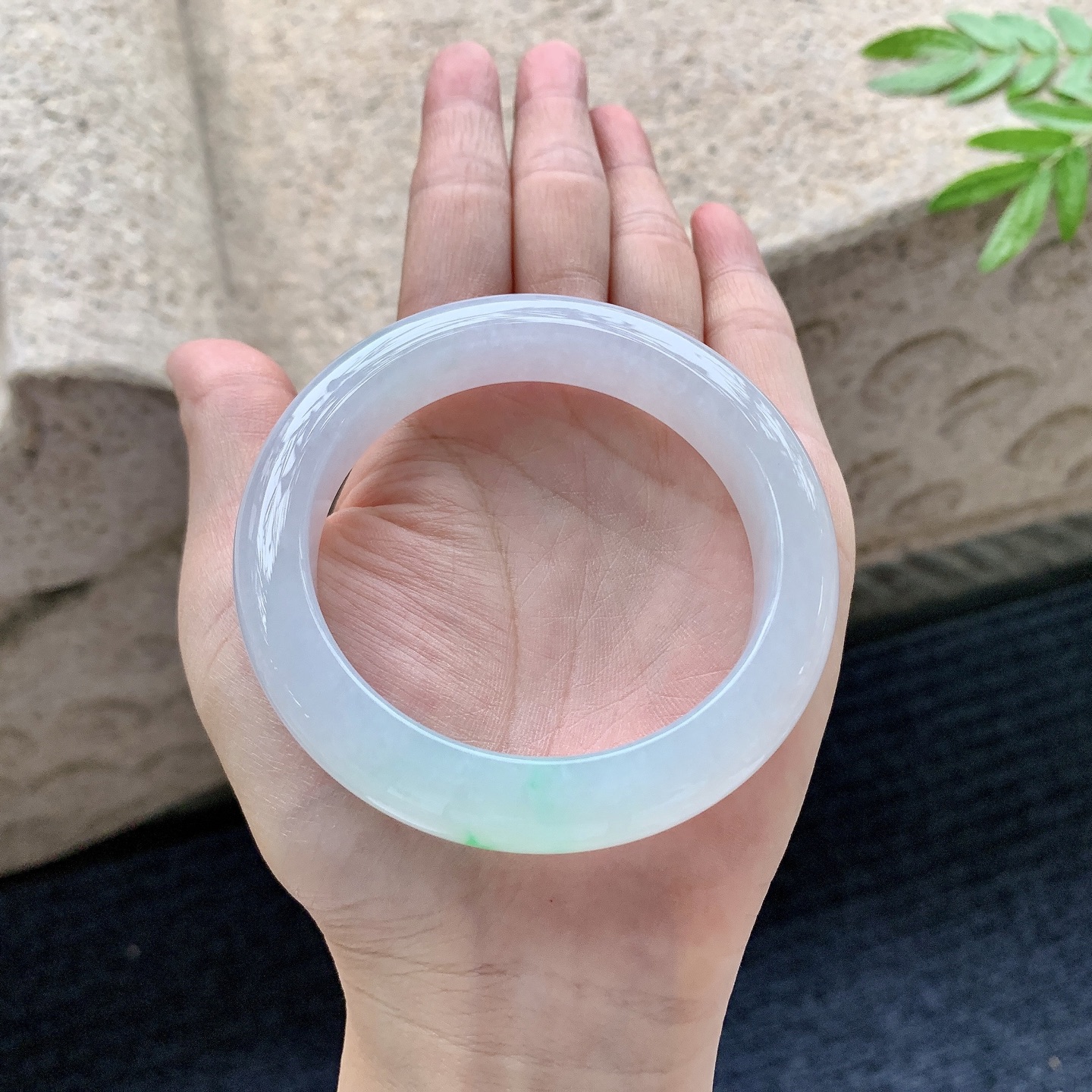 正圈54 55，圈口55.7/12.4/9.3，编码G9082723，糯冰飘绿，水润，种老，细腻，无裂。
