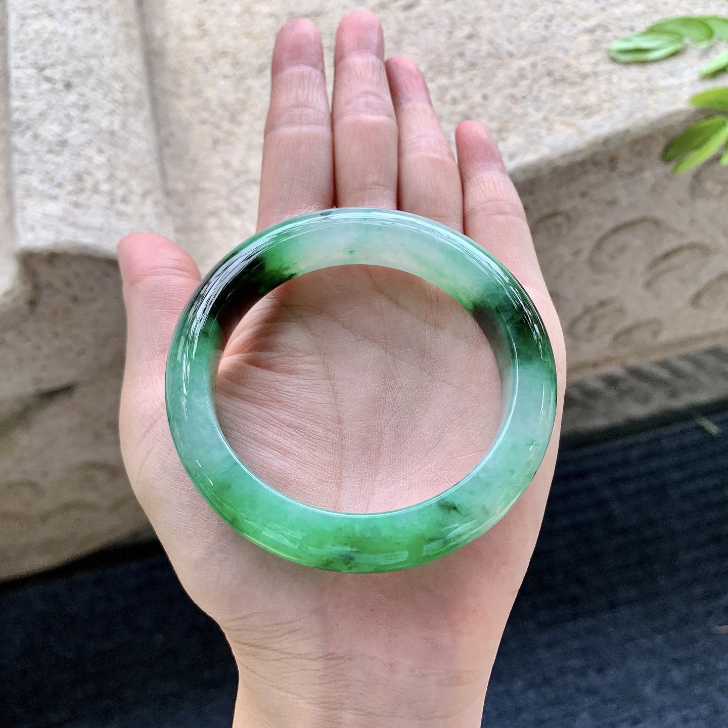 正圈53 54,圈口54.8/12.9/8.5,编码B2082645,冰辣绿，水润，种老，细腻，无裂