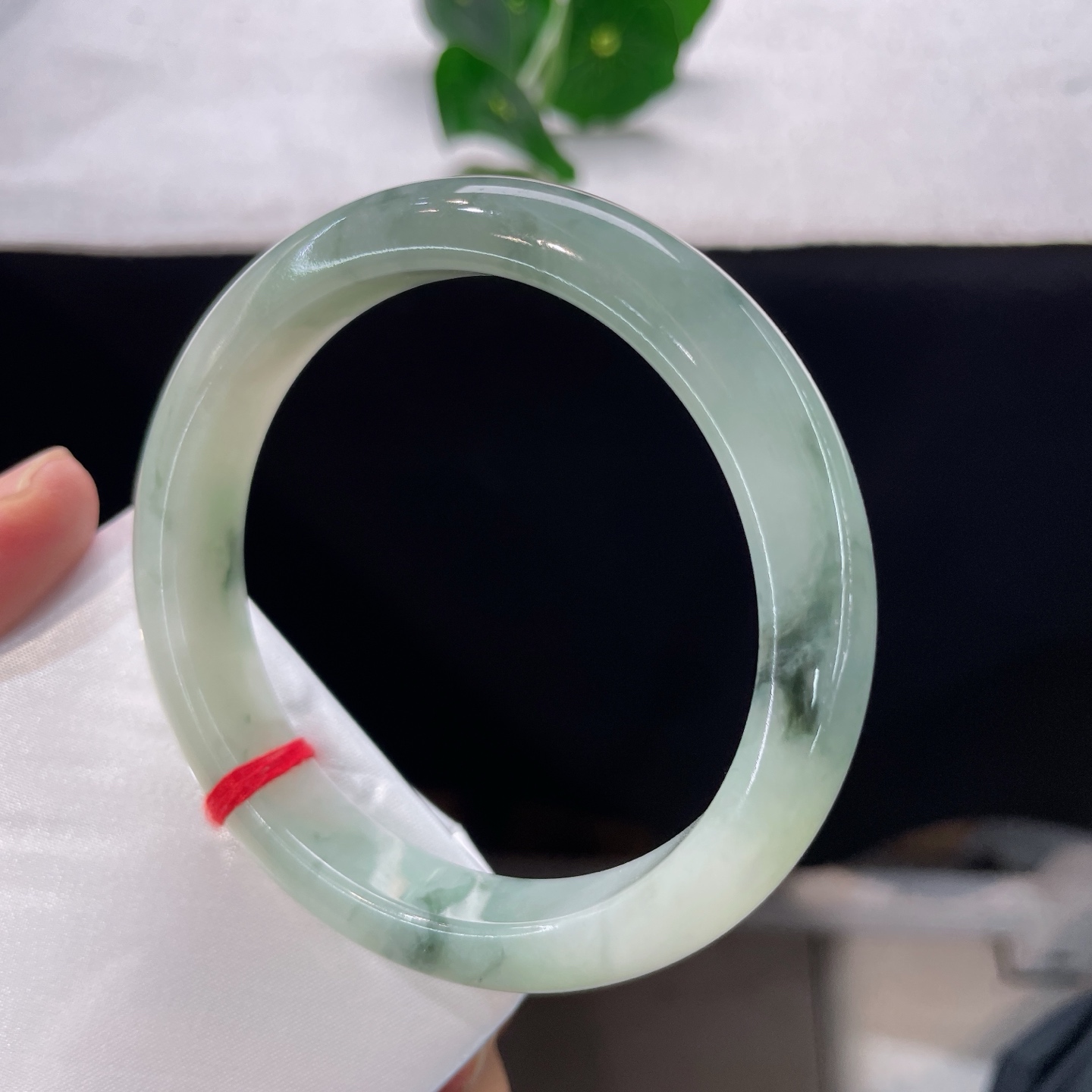 翡翠手镯 圈口58.7/11.7/8，飘花正圈，58/59可戴，仿若薄雾绕林，冰肌清透莹润。墨色飘花如烟云漫卷。