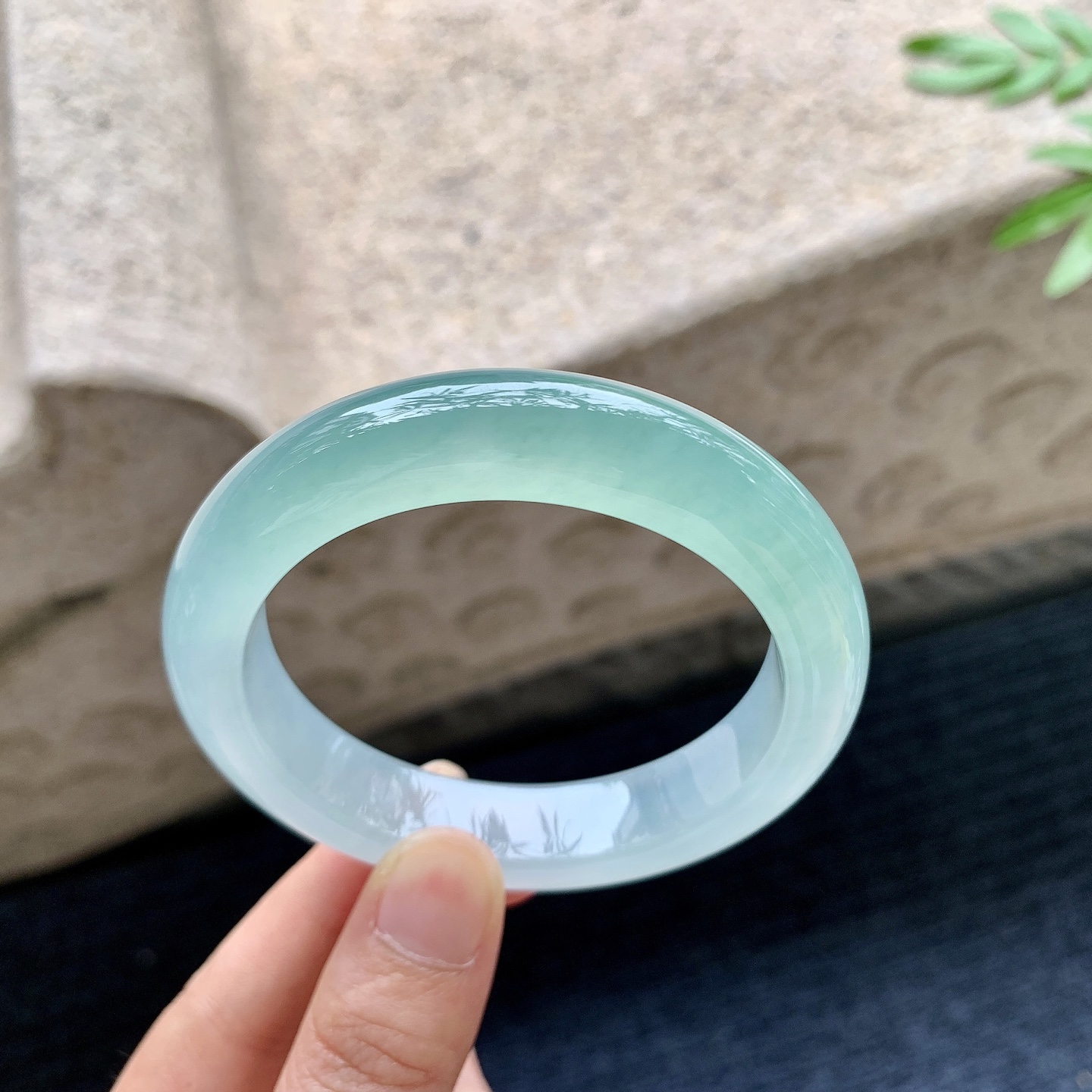 正圈53 54，圈口54.8/12.4/9，编码G7082730，描述冰种晴绿，清透，水润，种老，细腻，打灯有棉线