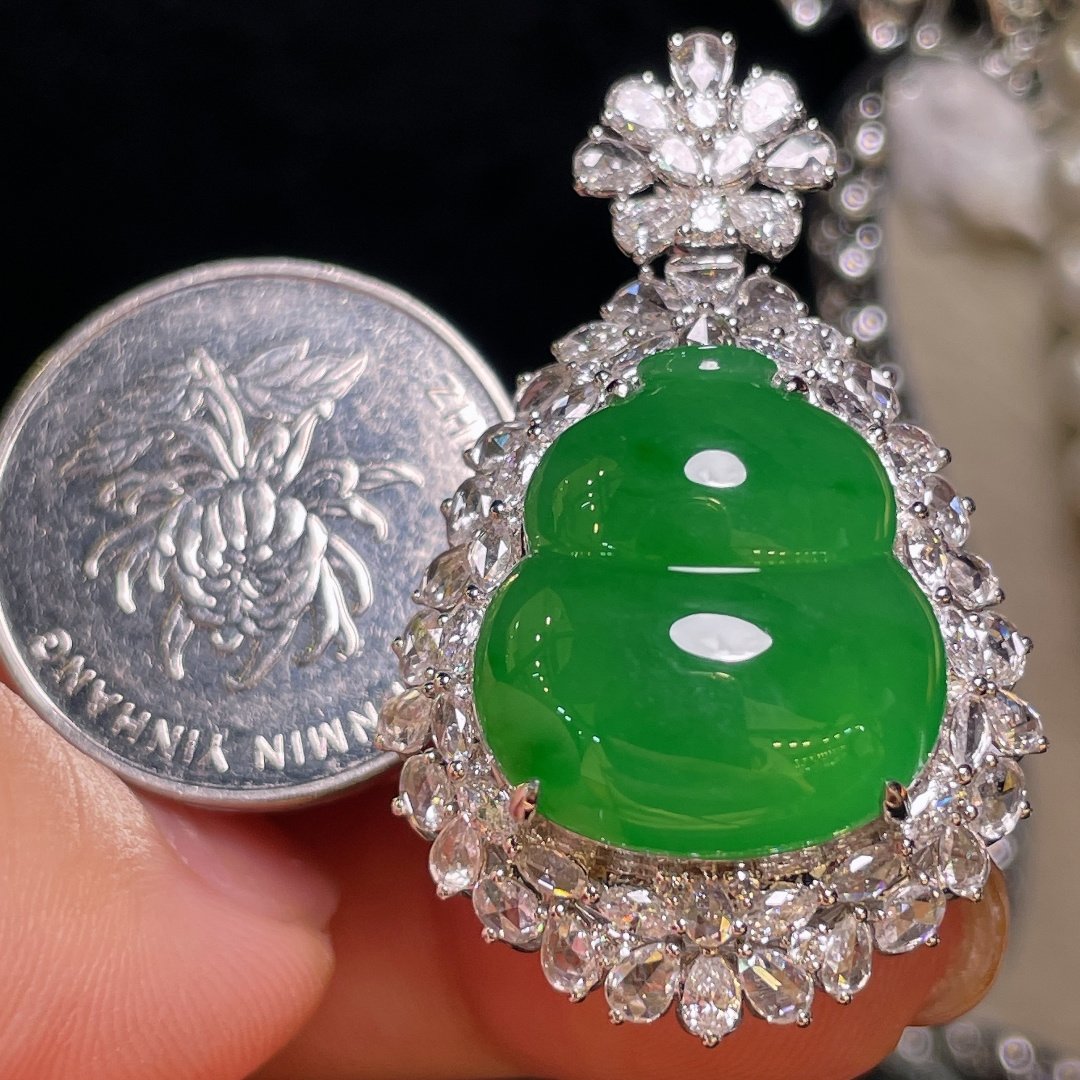 翡翠A货 葫芦吊坠，阳绿满色，料子冰润细腻，种老起光，18k金镶真钻，上身佩戴效果很好38.2-24.2-14.9，裸石17.8-16.3-5