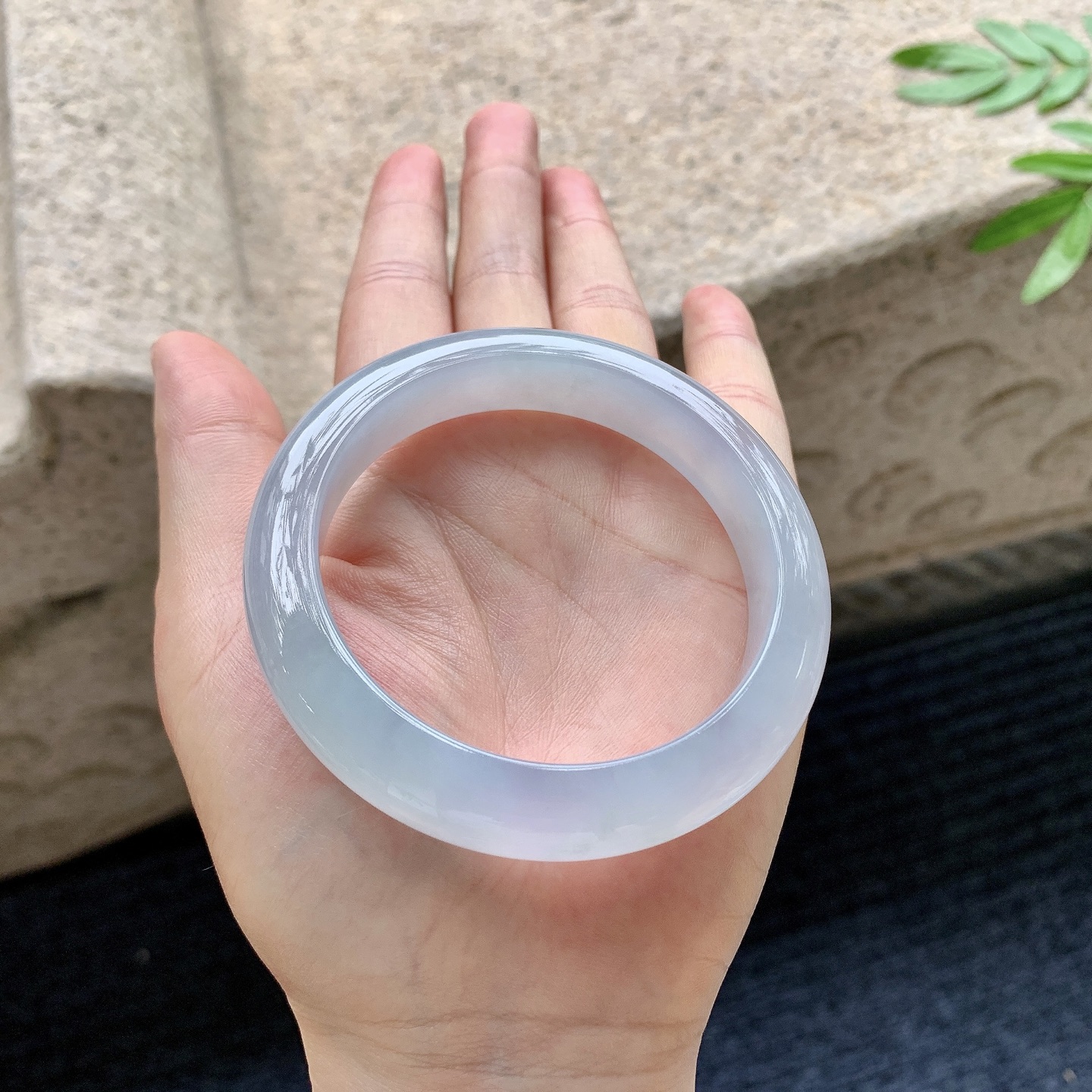 正圈54 55，圈口55.7/12/9，编码DZ082705，糯冰底色，水润，种老，细腻，打灯有纹絮
