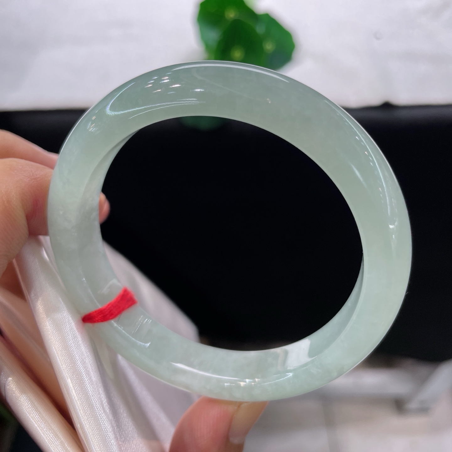 圈口56.8/11.2/8.3，晴底正圈，56/57可戴，清润浅绿似山间晨雾，种质细腻澄澈通透，无裂。