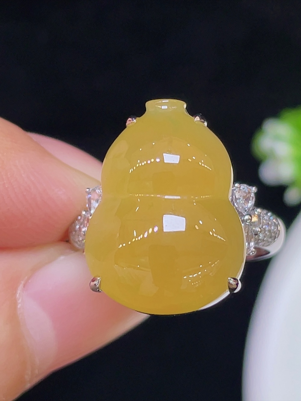 高冰黄翡，葫芦戒指，大件饱满，通透水润，玉质细腻，翠色鲜艳，18k金奢华钻石镶嵌