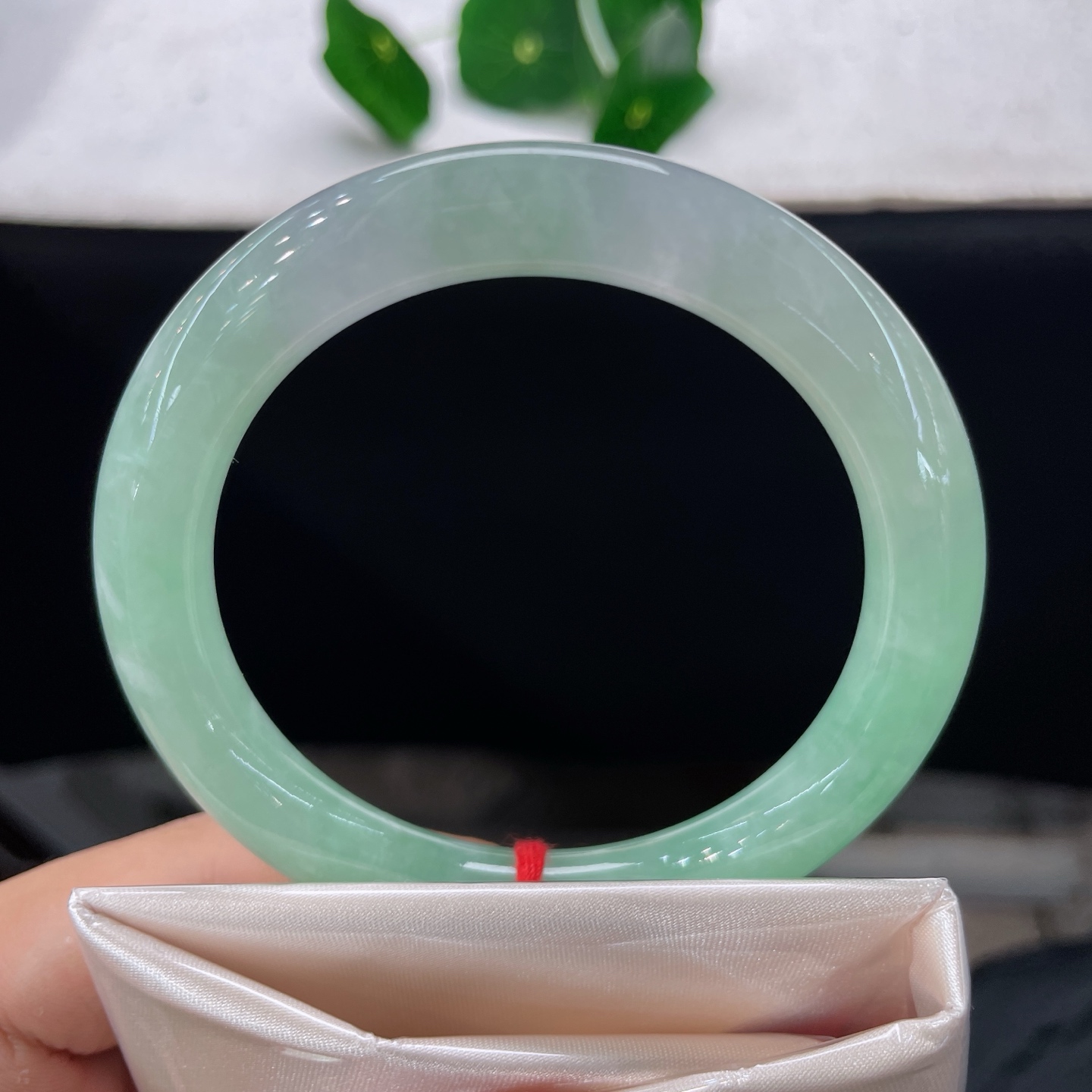翡翠手镯 圈口56/9.7，冰果绿底圆条，56/57可戴，翠染玉肌，清辉绕腕，微冰丝纹