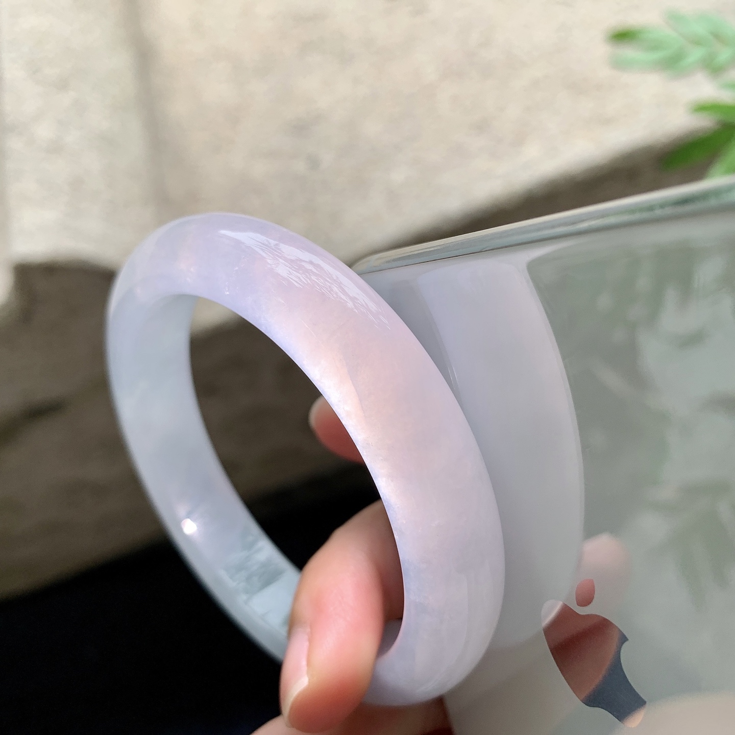 正圈54 55，圈口55.7/12/9，编码DZ082705，糯冰底色，水润，种老，细腻，打灯有纹絮