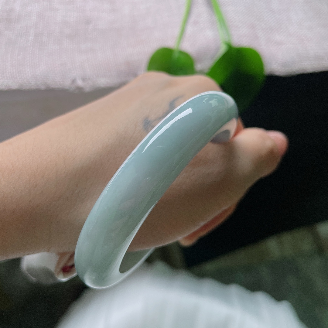 蓝底正圈，有棉线，底色温润柔和，玉质细腻，腕间一戴，恰似揽住一汪山间静水，清逸温柔，耐人细品。ss57610a