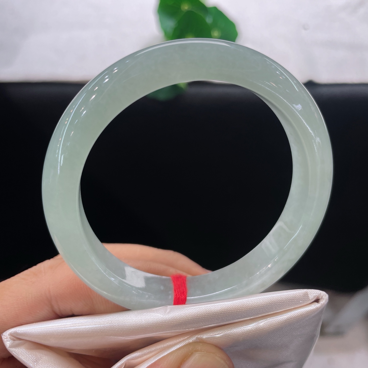 圈口56.8/11.2/8.3，晴底正圈，56/57可戴，清润浅绿似山间晨雾，种质细腻澄澈通透，无裂。
