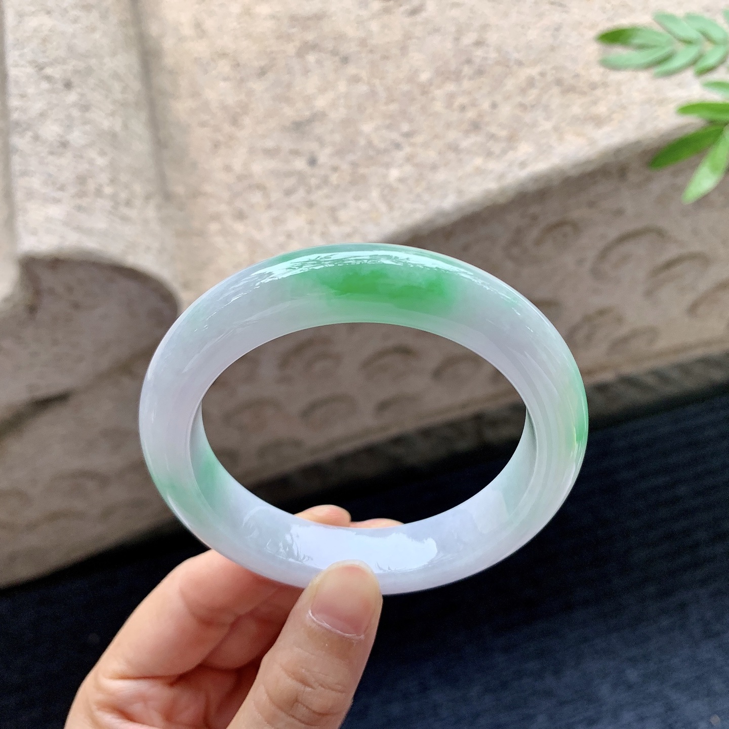 正圈56 57，圈口57.6/12.7/9.5，编码G9082719，描述细糯飘绿，水润，种老，细腻，打灯有棉纹
