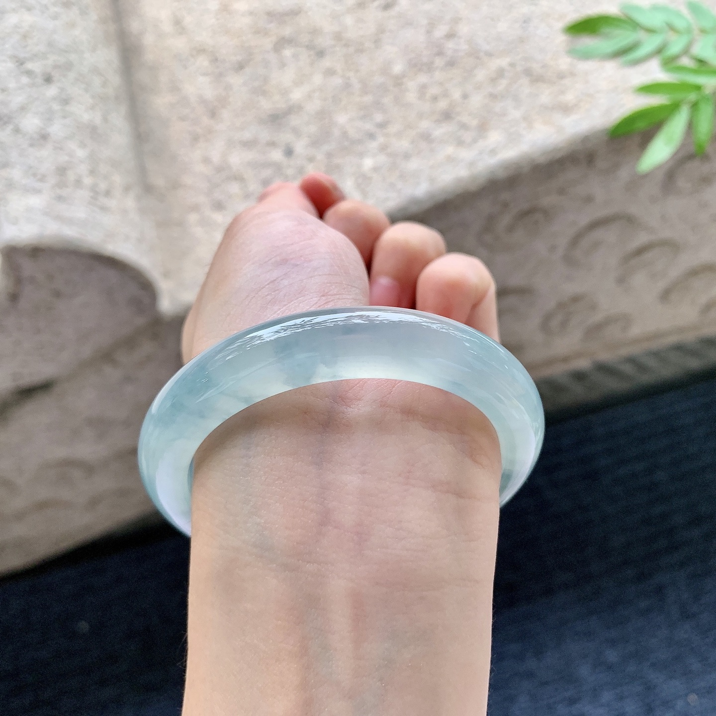 正圈54 55,圈口55.4/10.7/8.8,编码C5082743,描述糯冰飘花，水润，种老，细腻，打灯有纹线