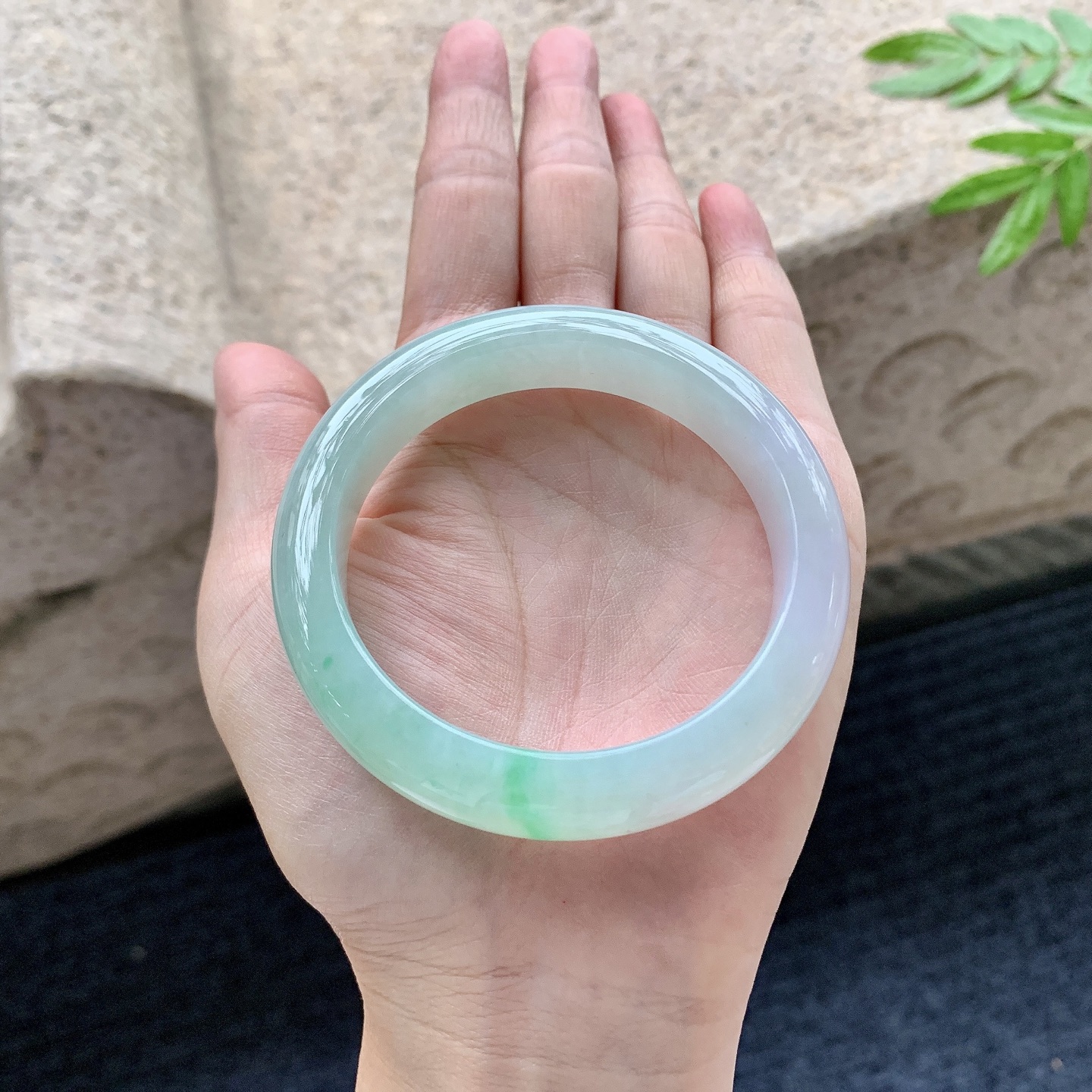 正圈53 54,圈口54/11.5/8.7,编码Q5082709,糯冰飘绿，水润，种老，细腻，打灯有棉线