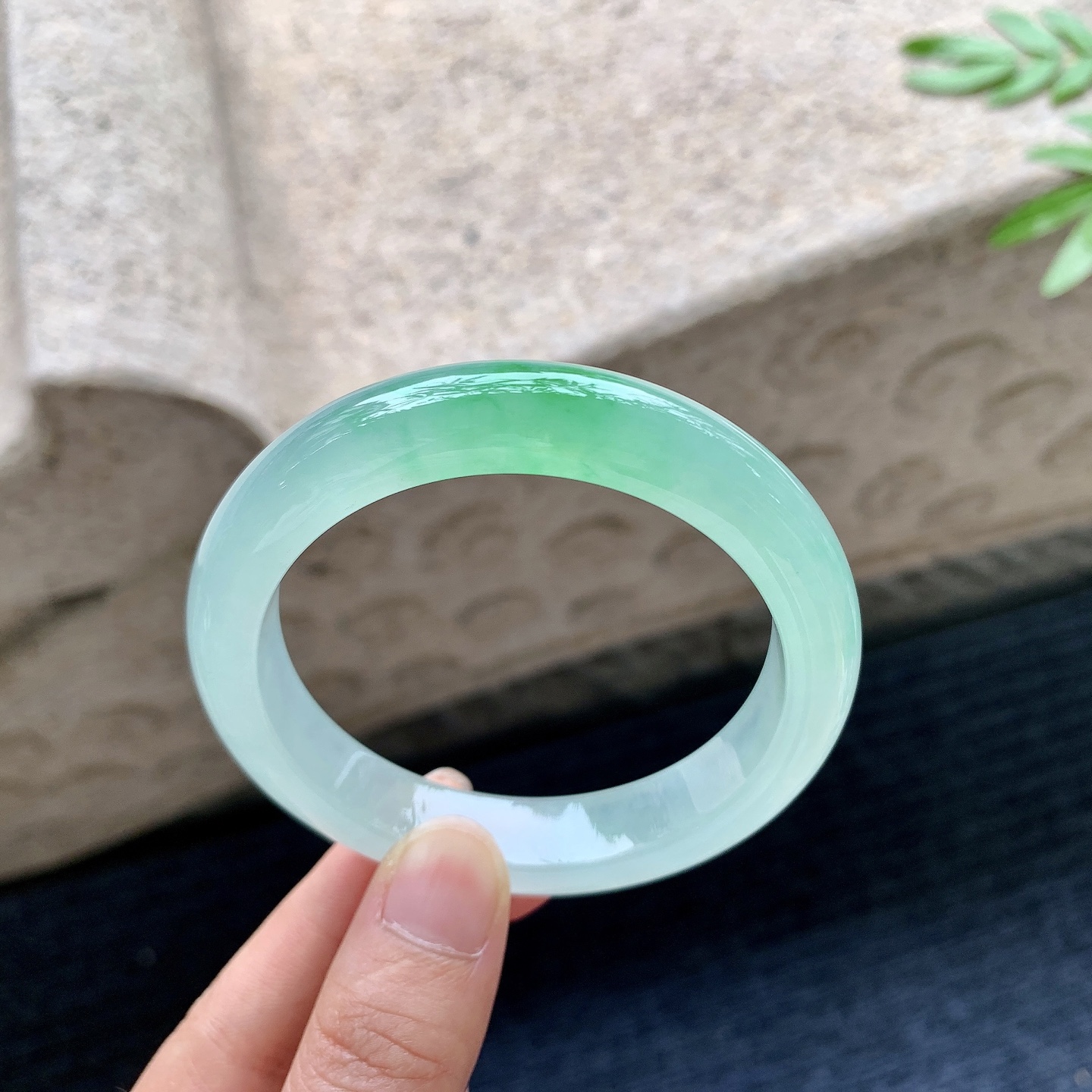 正圈53 54，圈口54.7/12/8.3，编码BA082713，描述冰飘阳绿，清透，水润，种老，细腻，打灯有棉纹