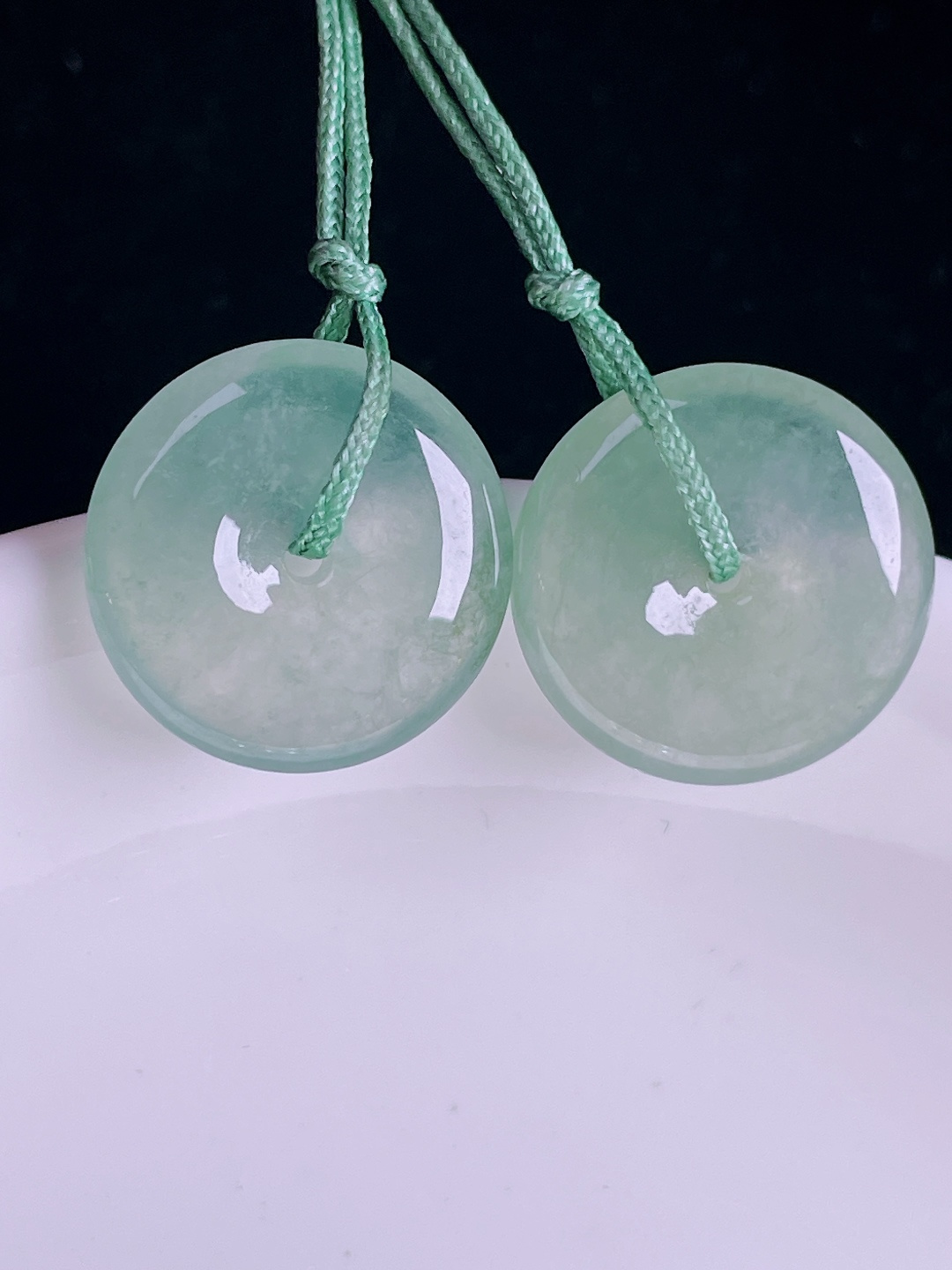 冰绿平安扣耳坠，老种起光，细底通透，尺寸：15.4/3.6mm0826