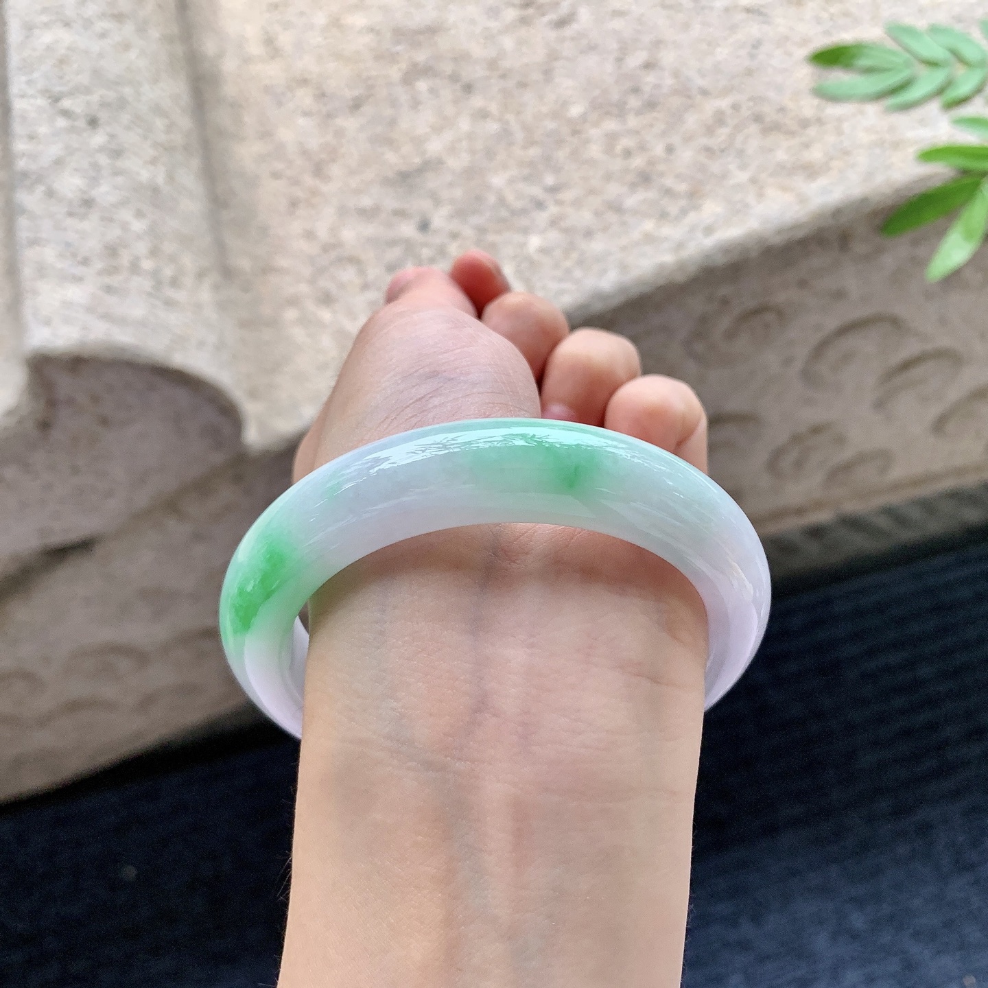 正圈56 57，圈口57.6/12.7/9.5，编码G9082719，描述细糯飘绿，水润，种老，细腻，打灯有棉纹