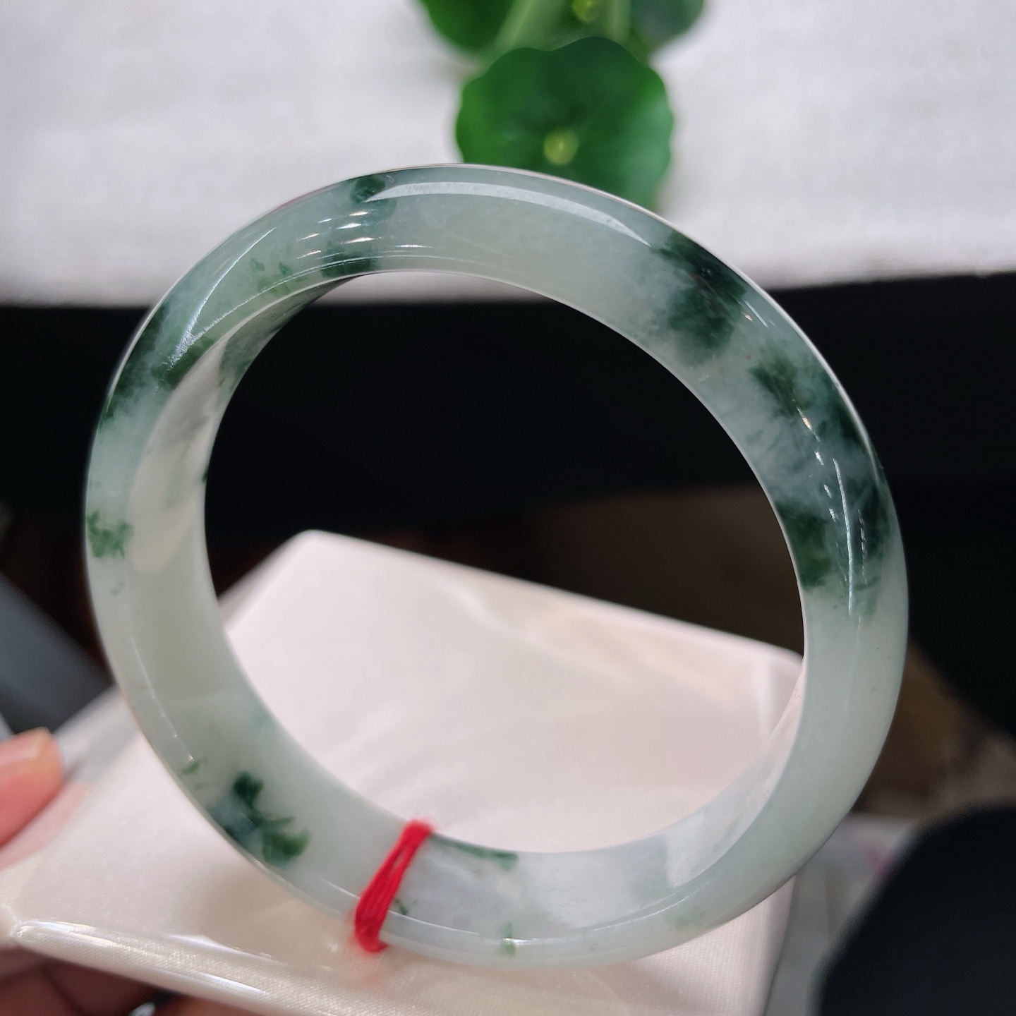 翡翠手镯 圈口58.6/13.6/7.8，飘花正圈，58/59可戴，仿若青潭浮云，翠色与淡青交织。