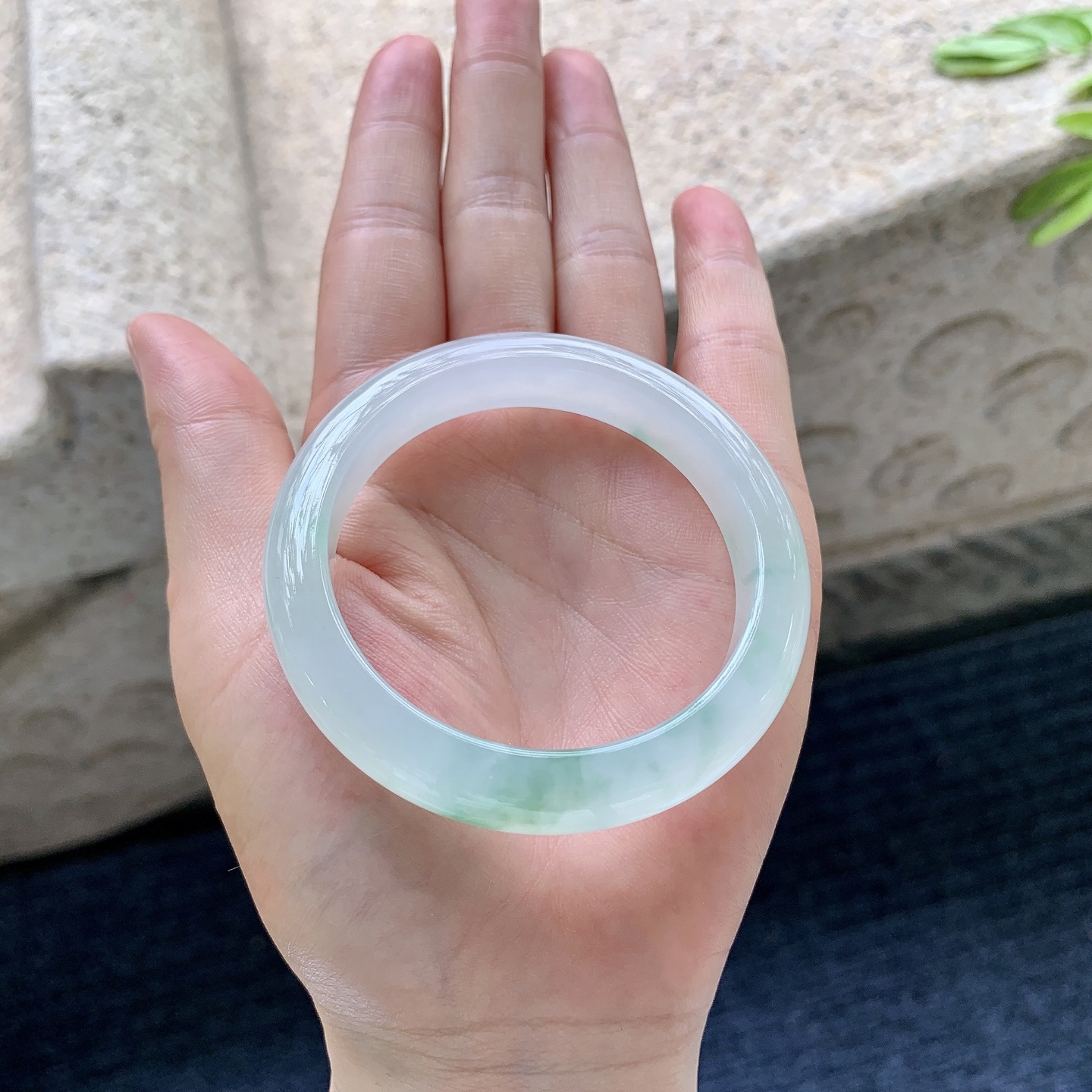 正圈49 50，圈口50.8/10.2/7.8，编码GF082610，冰糯飘绿，清透，水润，种老，细腻，打灯有棉线