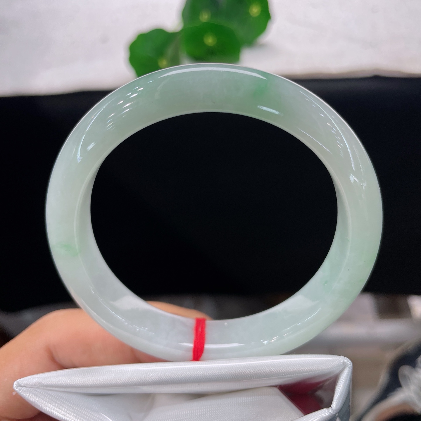 翡翠手镯 圈口57.5/12.5/8.6，白底飘绿花正圈，绿意如烟似雾缓缓晕开，无裂。